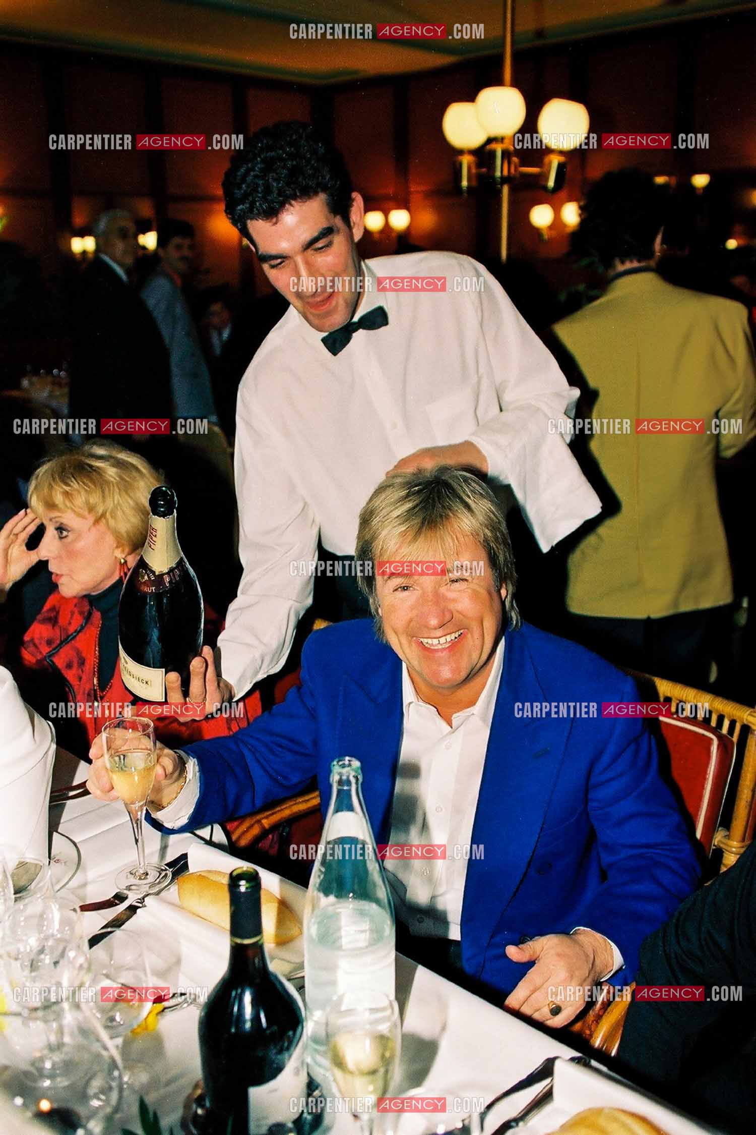 Le chanteur C.Jérôme et son épouse Annette lors d'un dîner à Paris en 1992.  ( Exclusif )
