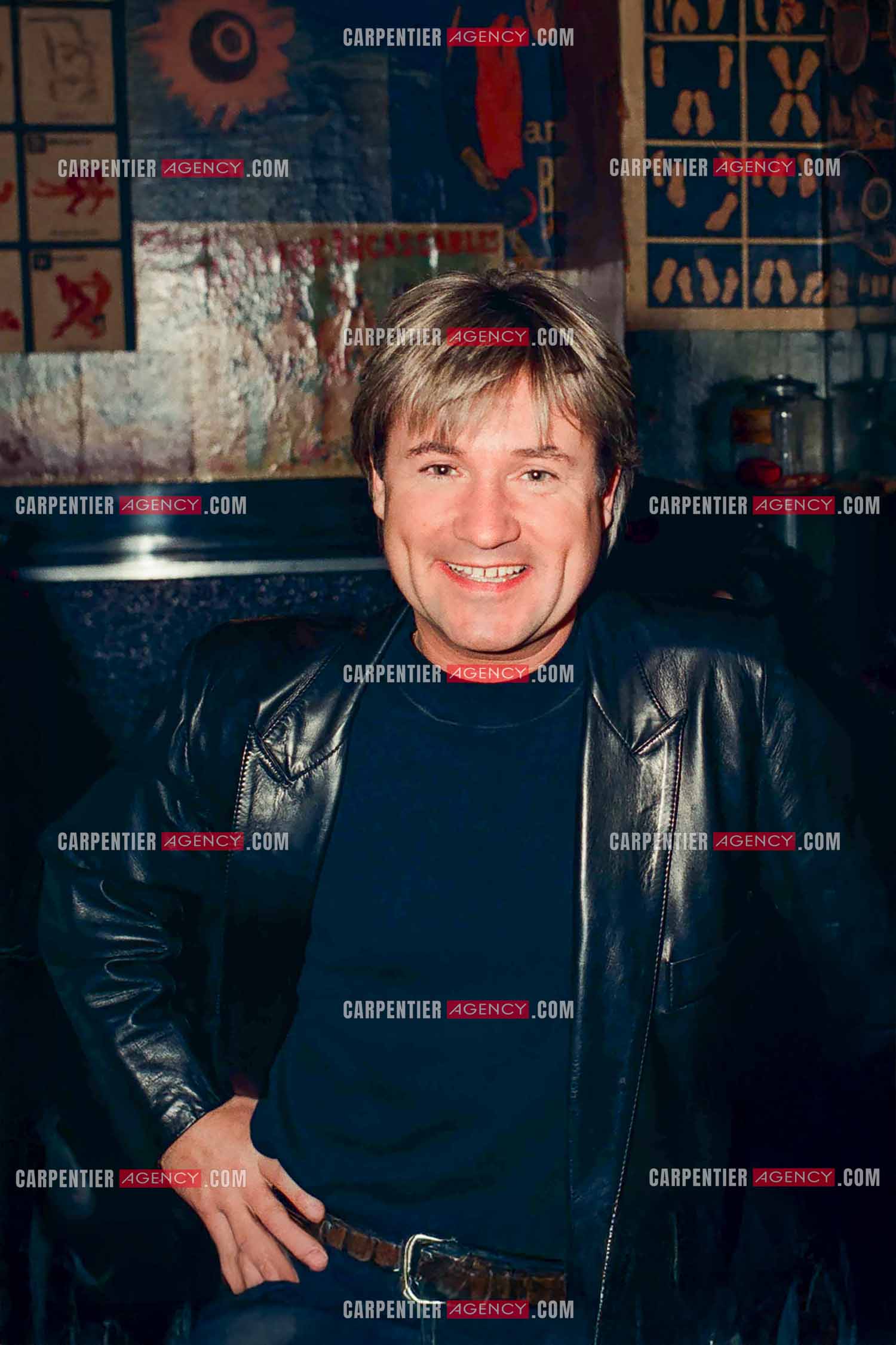 Le chanteur Claude Noël Gérard Dhôtel dit C.Jérôme dans le bar des artistes de l'Olympia “MARYLINE“.  ( Exclusif )