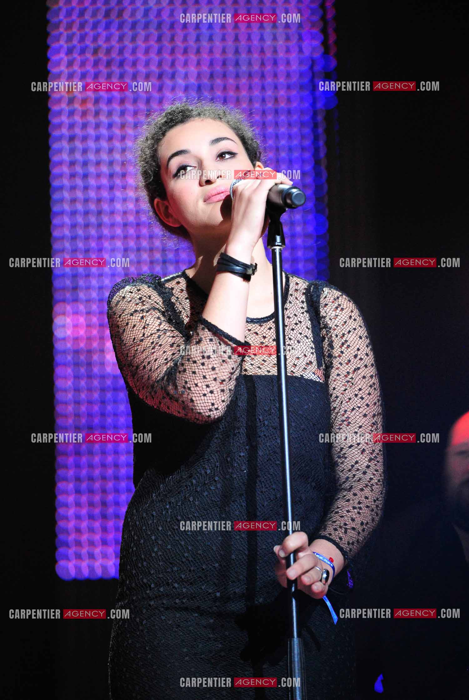 La chanteuse Camela Jordana en concert au Zénith de Paris.