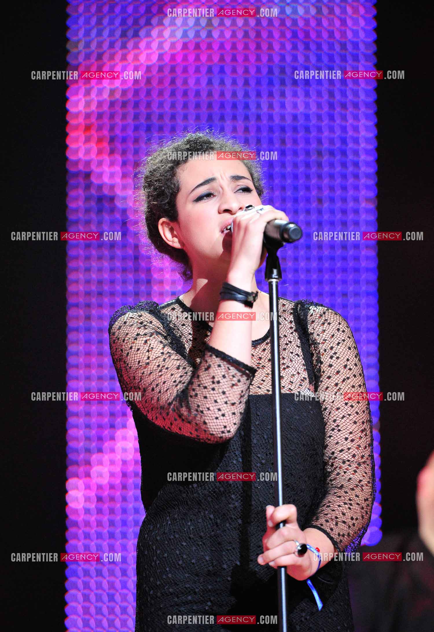 La chanteuse Camela Jordana en concert au Zénith de Paris.