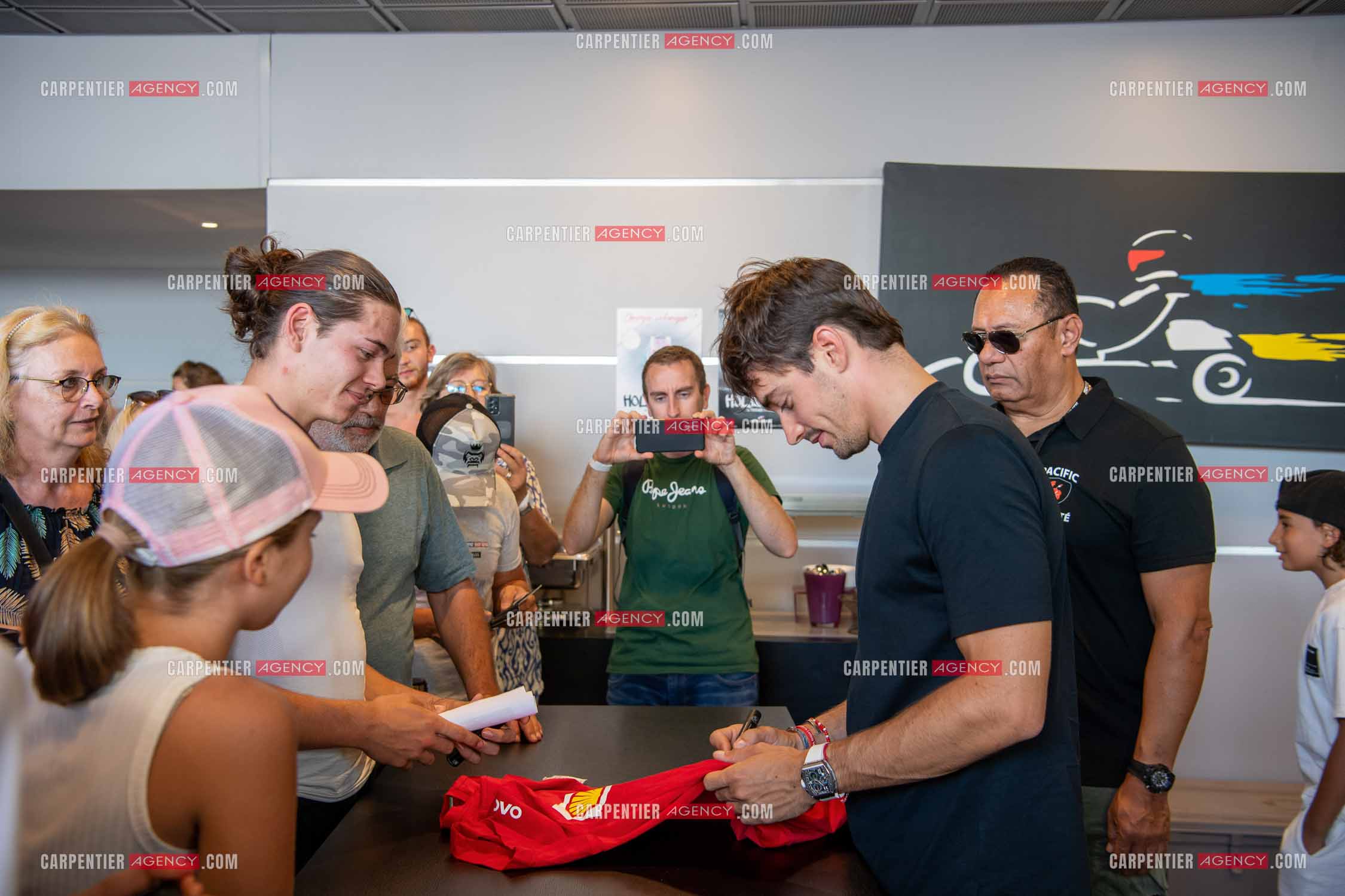 le pilote monégasque Charles Leclerc de la Scuderia Ferrari présent sur la piste du marathon de karting Jules Bianchi au Castelet pour relancer l'épreuve qu'il disputait avec son parrain sportif jules Bianchi décédé en 2018.Séance de dédicaces sur le stand des produits dérivés.