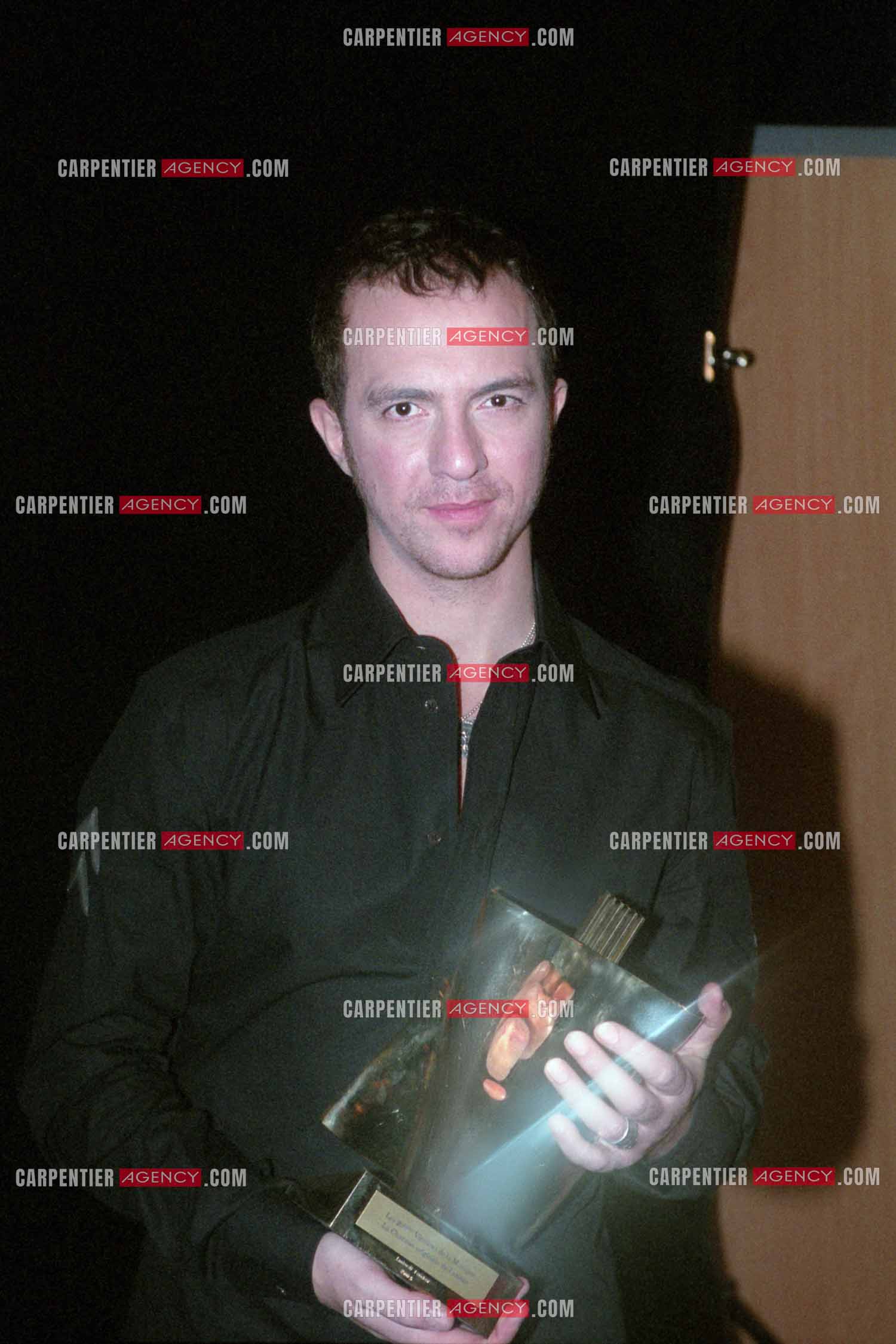 Le chanteur Calogero Maurici dit Calogero reçoit la Victoires de la musique pour la chanson originale de l'année “Si seulement je pouvais lui manquer“ en 2005.