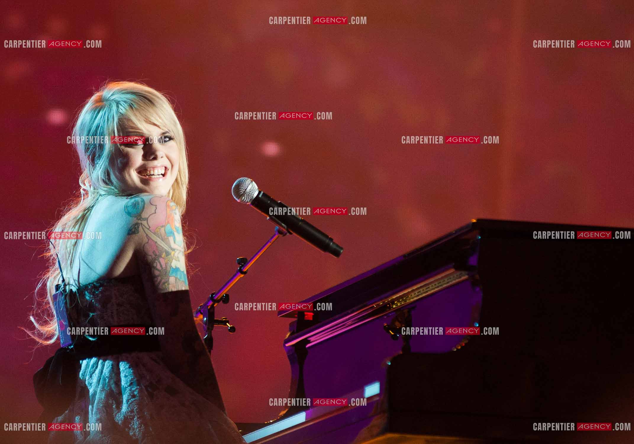 La chanteuse COEUR DE PIRATE aux Victoires de la musique 2010 au Zénith de Paris.