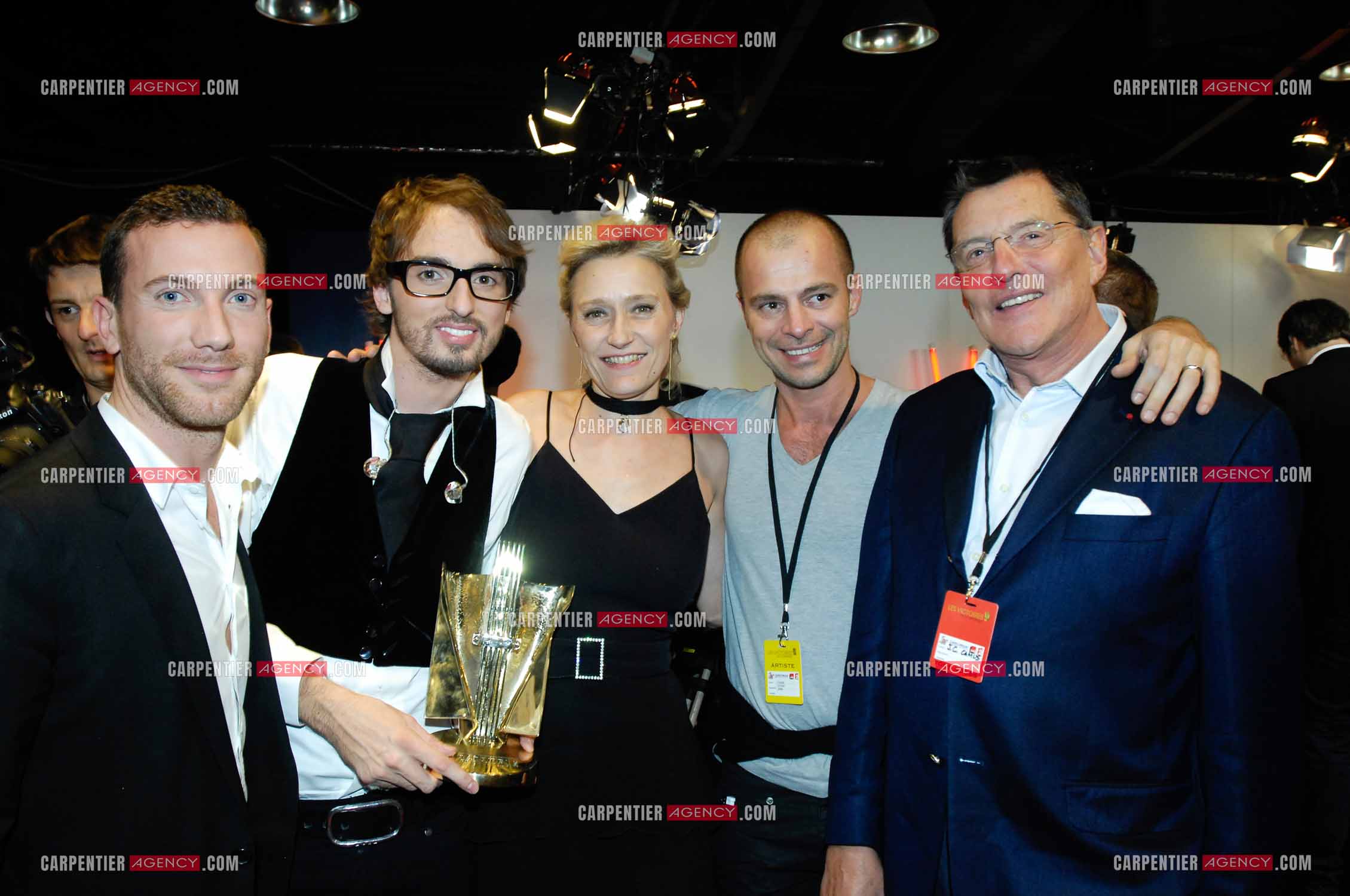 Le chanteur Christophe Willem reçoit la Victoire de la musique entouré des représentants de sa maison de disque, Valérie Michelin et le producteur des spectacles Jean-Claude Camus.         ( Exclusif )