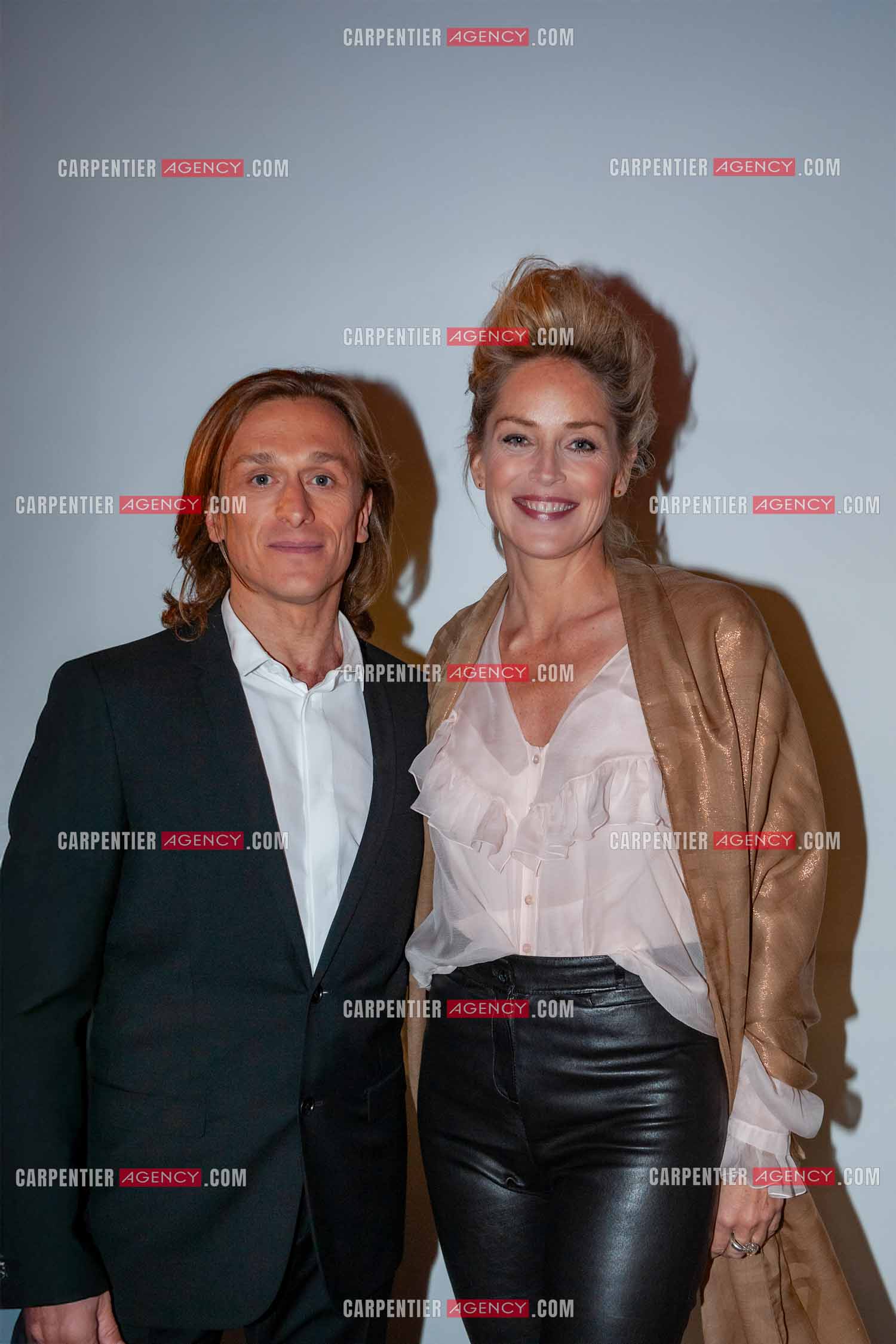 Le concert pour la paix PEACE ONE DAY au Zénith de Paris. Le chanteur sénégalais Youssou Ndour dans les loges, le fondateur de Peace One Day et acteur Jérémy Gilley et l'actrice Américaine Sharon Stone.   ( Exclusif )