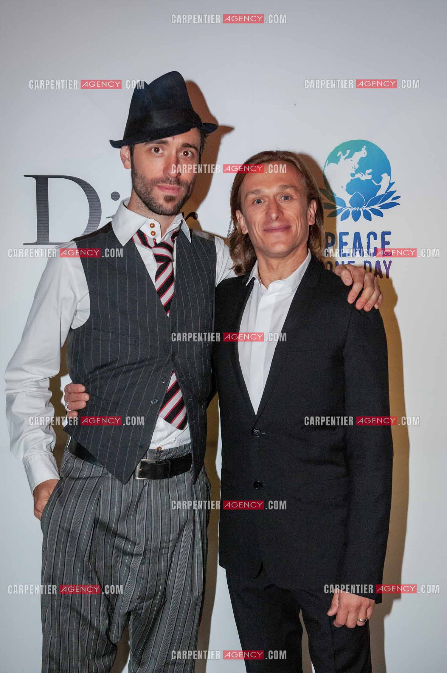 Le concert pour la paix PEACE ONE DAY au Zénith de Paris. Le chanteur sénégalais Youssou Ndour dans les loges, le fondateur de Peace One Day et acteur Jérémy Gilley et le chanteur Charlie Winston.   ( Exclusif )