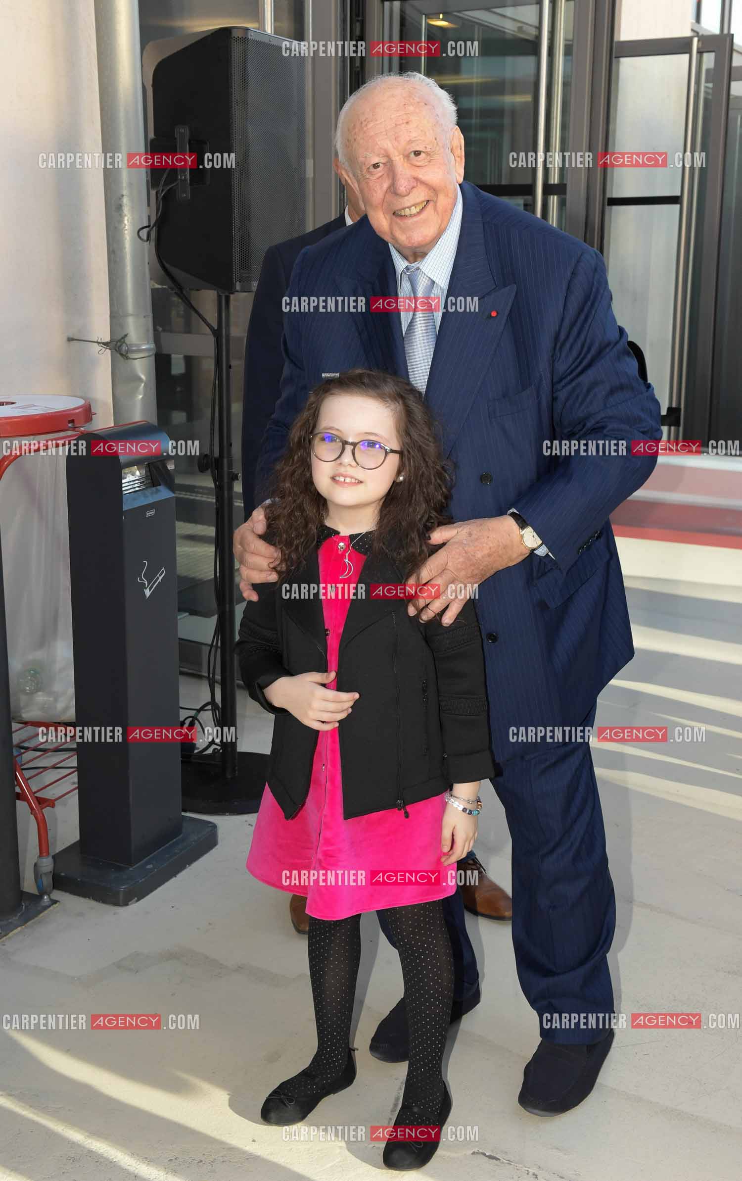 La chanteuse Emma Cerchi gagnante de la saison 5 de The Voice Kids épaulée par le maire de Marseille Jean-Claude Gaudin.     ( Exclusif )