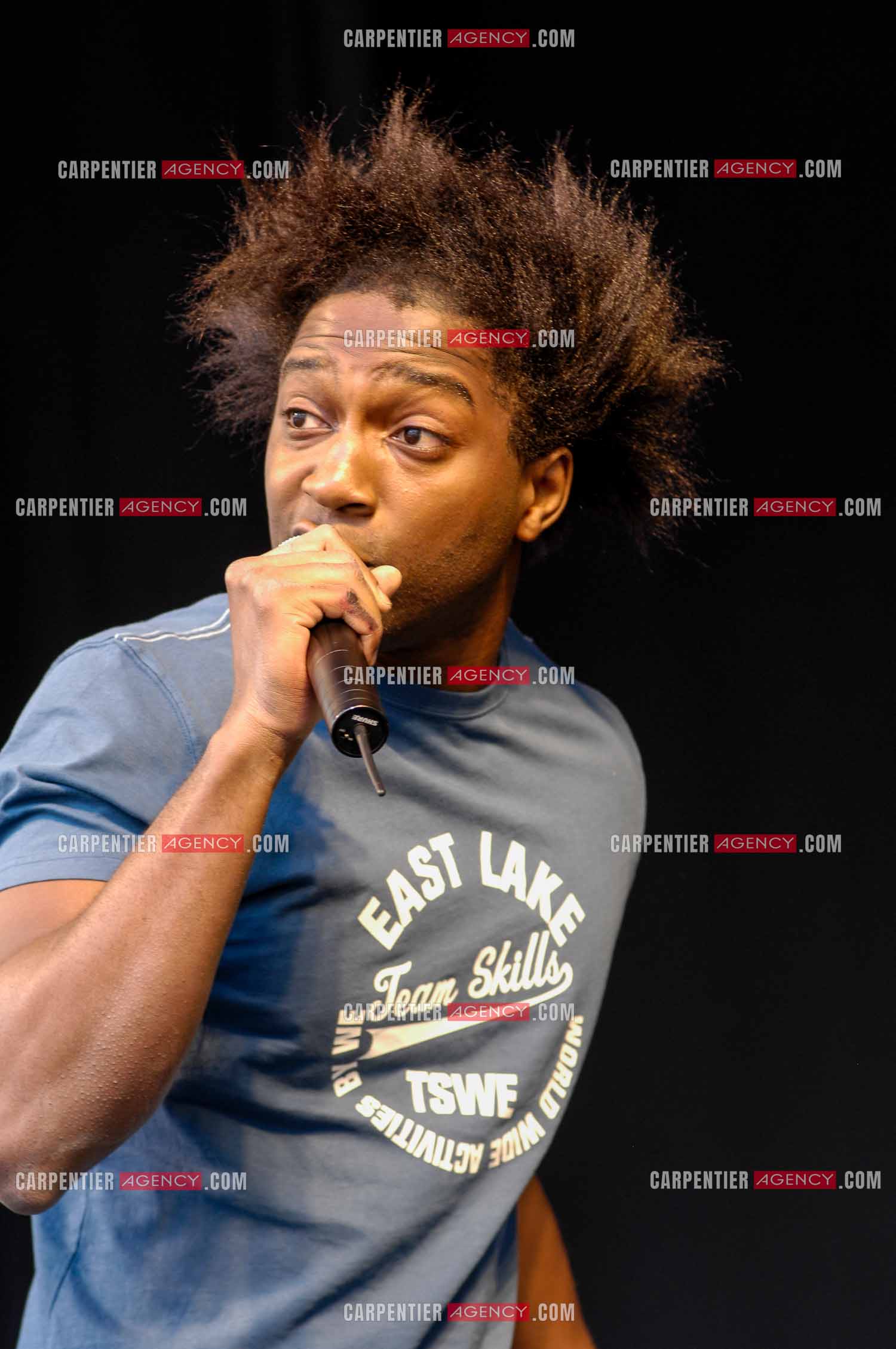 Concert privé pour le soutient du don d'organes et de la greffe dans l'enceinte de l'hôpital Neker à Paris " NECK'AIR DE MUSIQUE “ . Le chanteur Kamini sur scène. ( Exclusif )