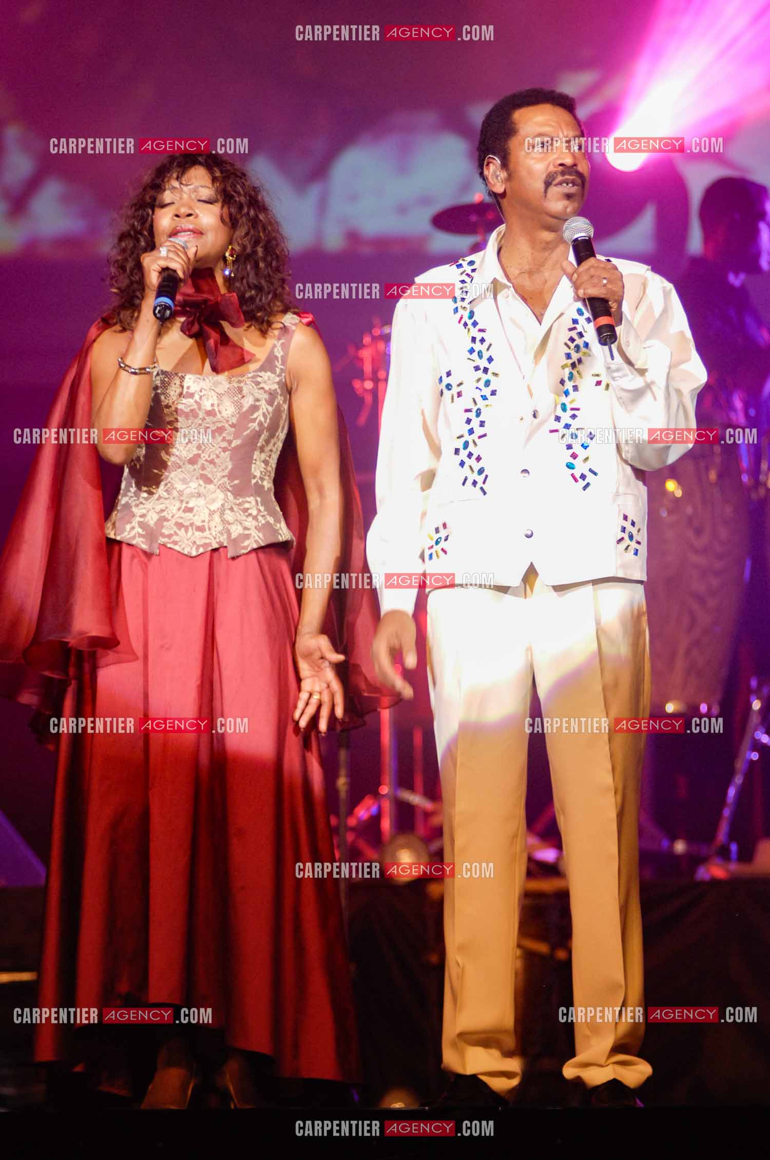 La chanteuse du groupe Clémence Bringtown et José Sébéloué guitariste et choriste.