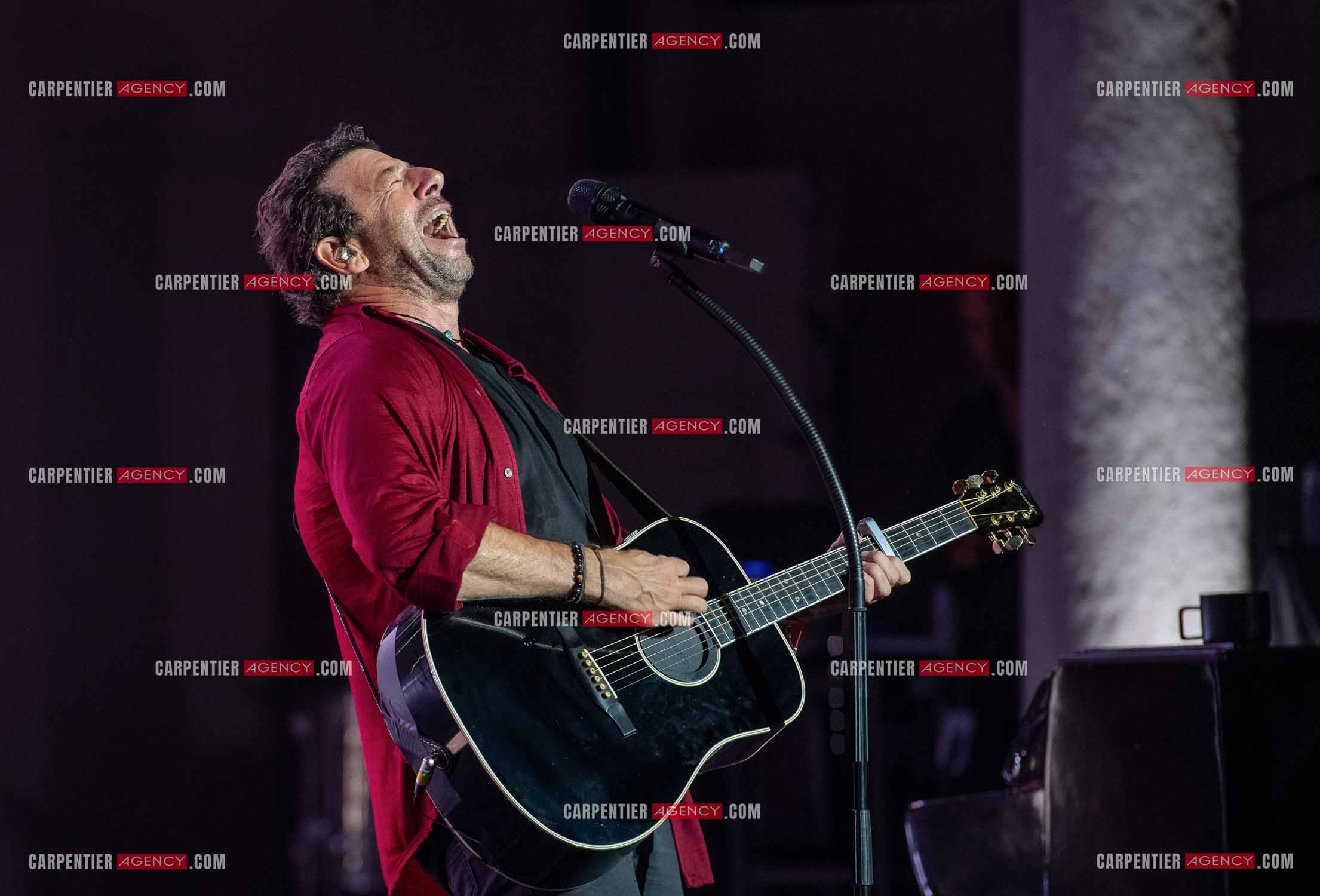 Le chanteur Patrick Bruel lors de son concert en acoustique au Théâtre de Verdure de Ramatuelle pour l'ouverture du festival 2022.     ( Exclusif )