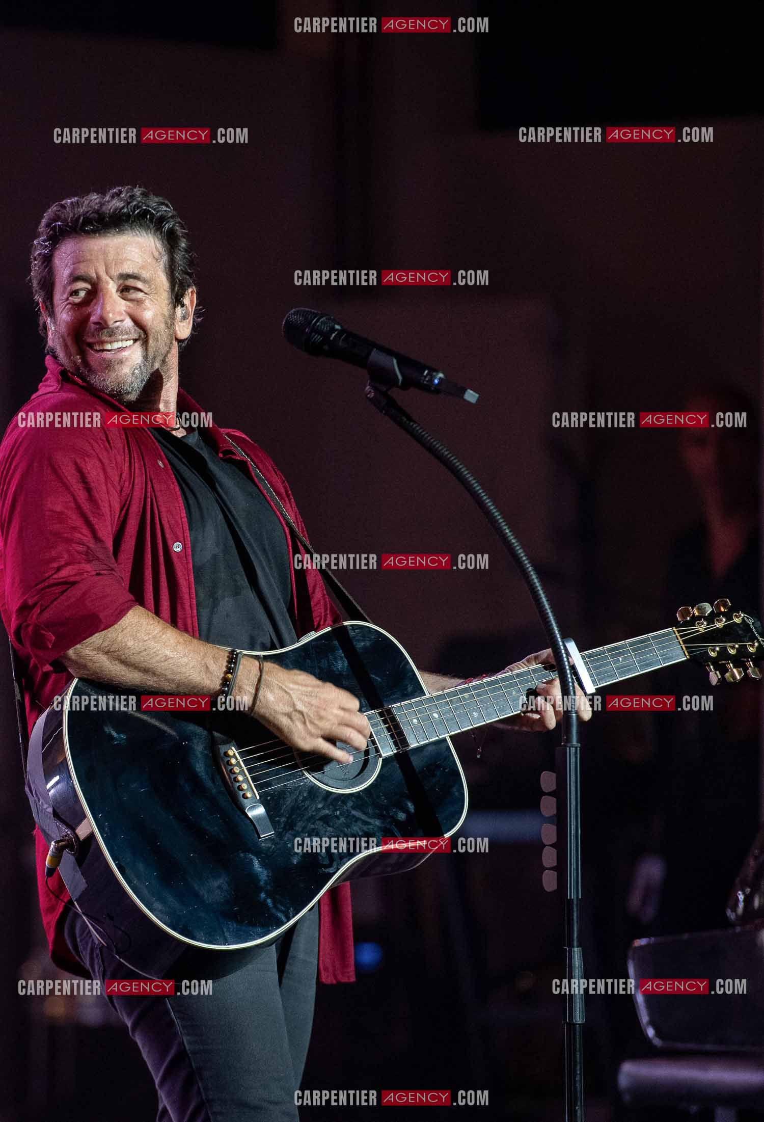Le chanteur Patrick Bruel lors de son concert en acoustique au Théâtre de Verdure de Ramatuelle pour l'ouverture du festival 2022.     ( Exclusif )