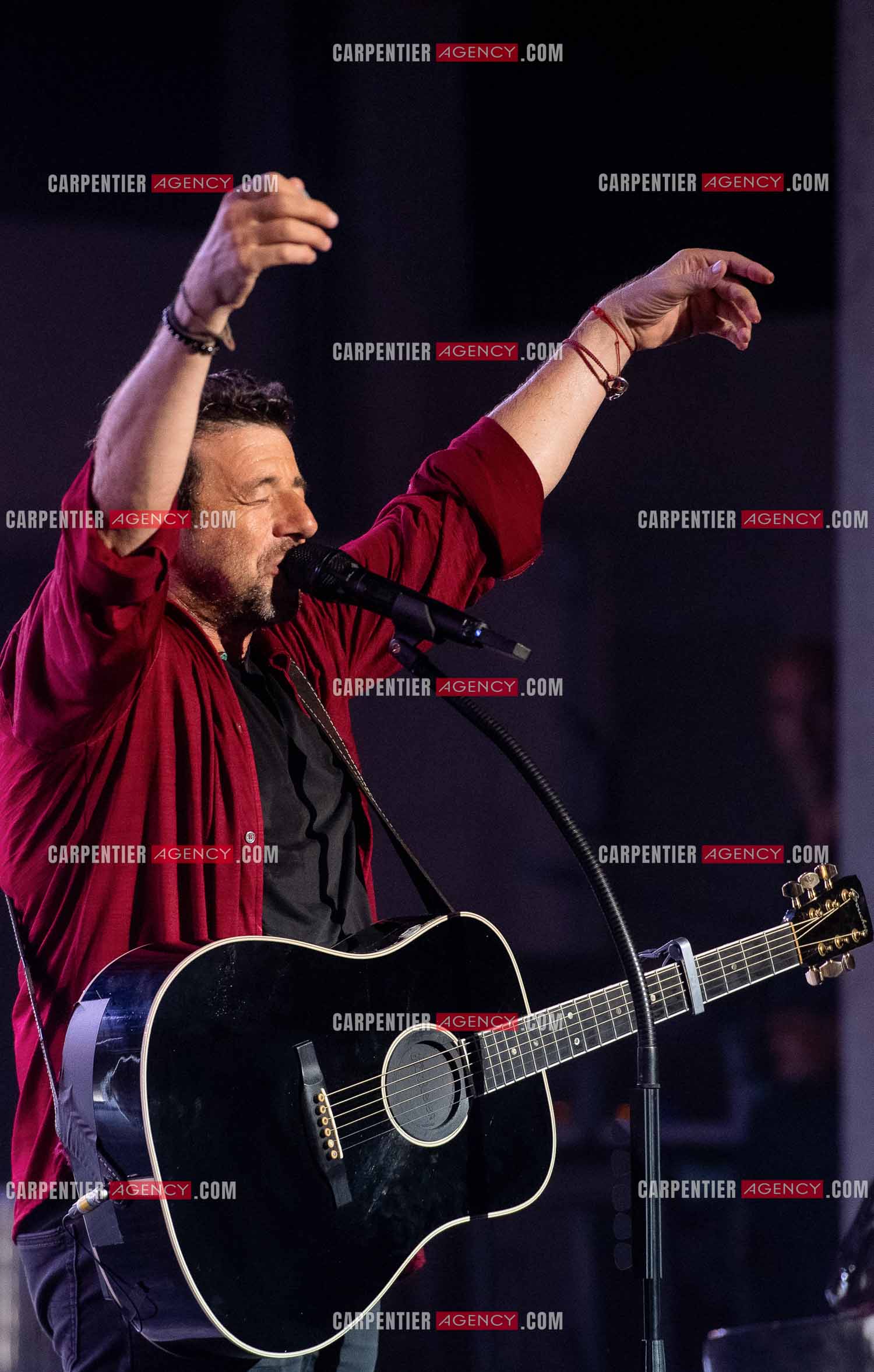 Le chanteur Patrick Bruel lors de son concert en acoustique au Théâtre de Verdure de Ramatuelle pour l'ouverture du festival 2022.     ( Exclusif )