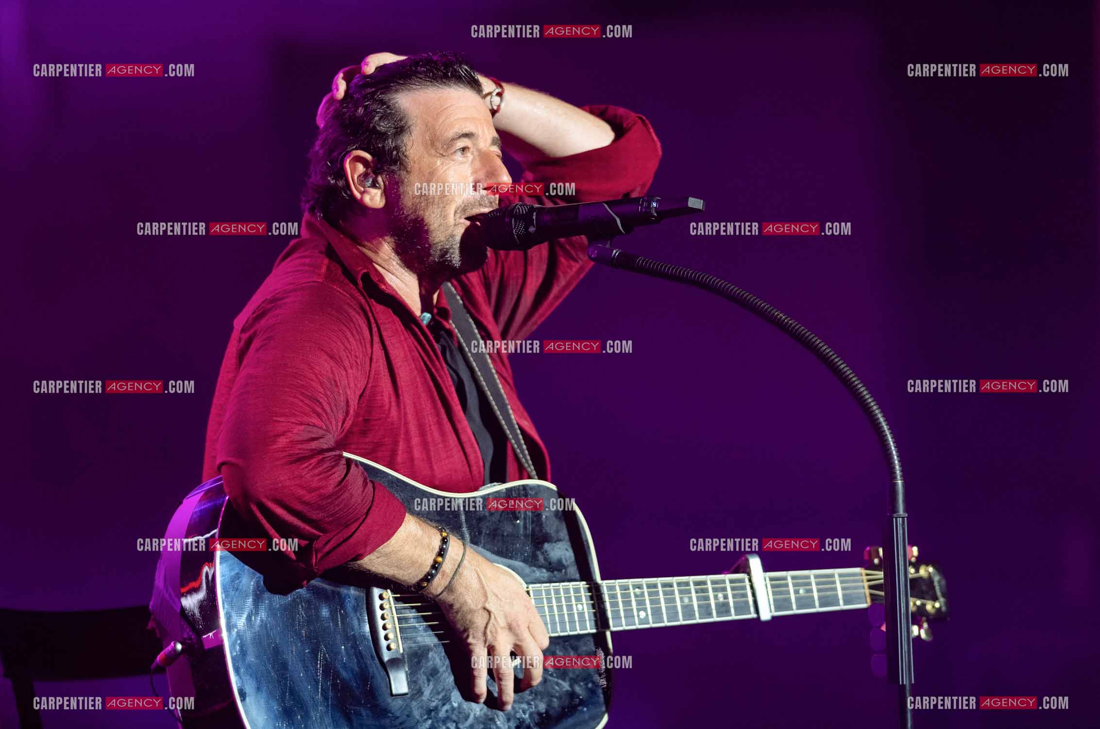 Le chanteur Patrick Bruel lors de son concert en acoustique au Théâtre de Verdure de Ramatuelle pour l'ouverture du festival 2022.     ( Exclusif )