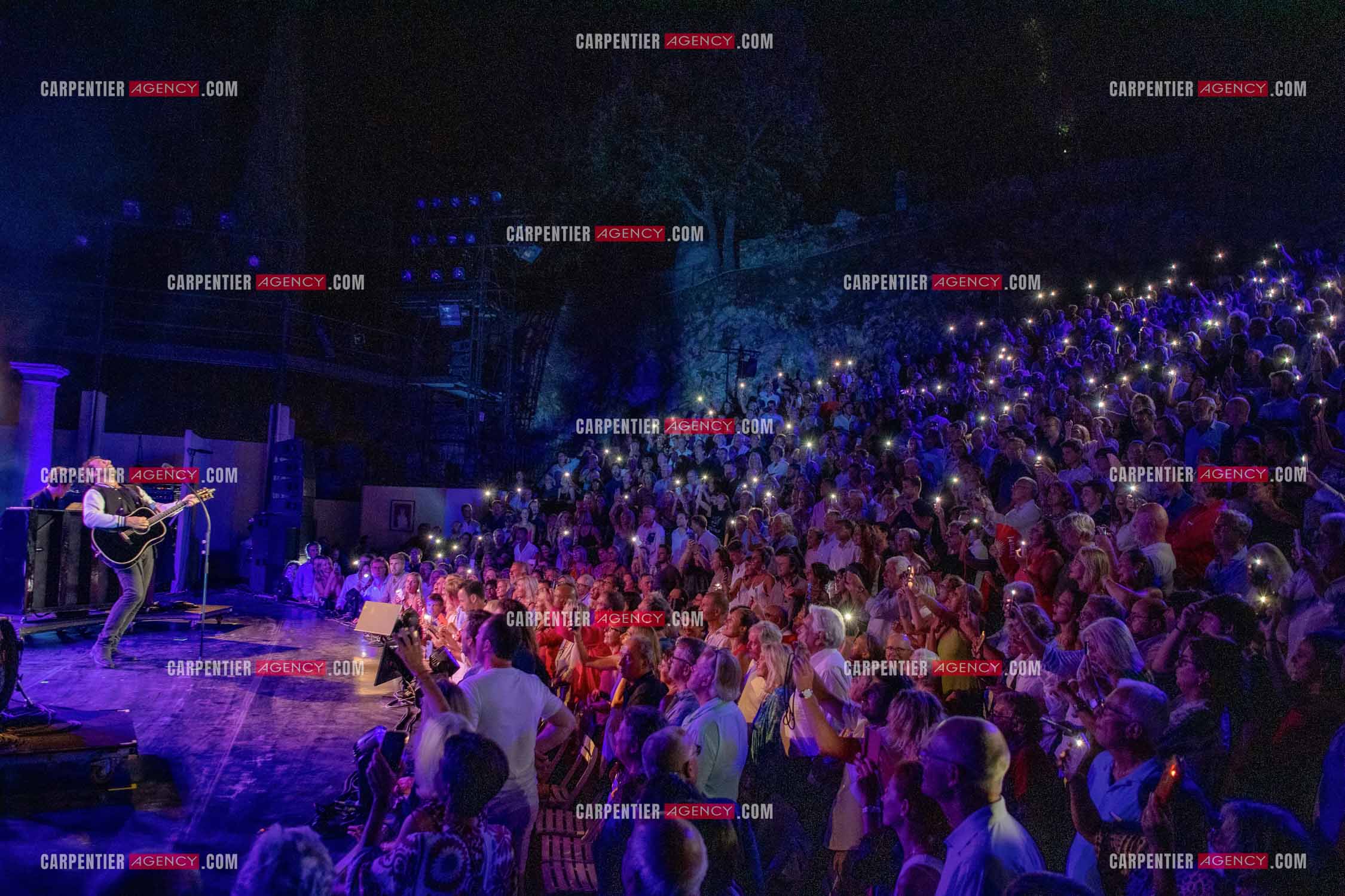 Le chanteur Patrick Bruel lors de son concert en acoustique au Théâtre de Verdure de Ramatuelle pour l'ouverture du festival 2022.     ( Exclusif )