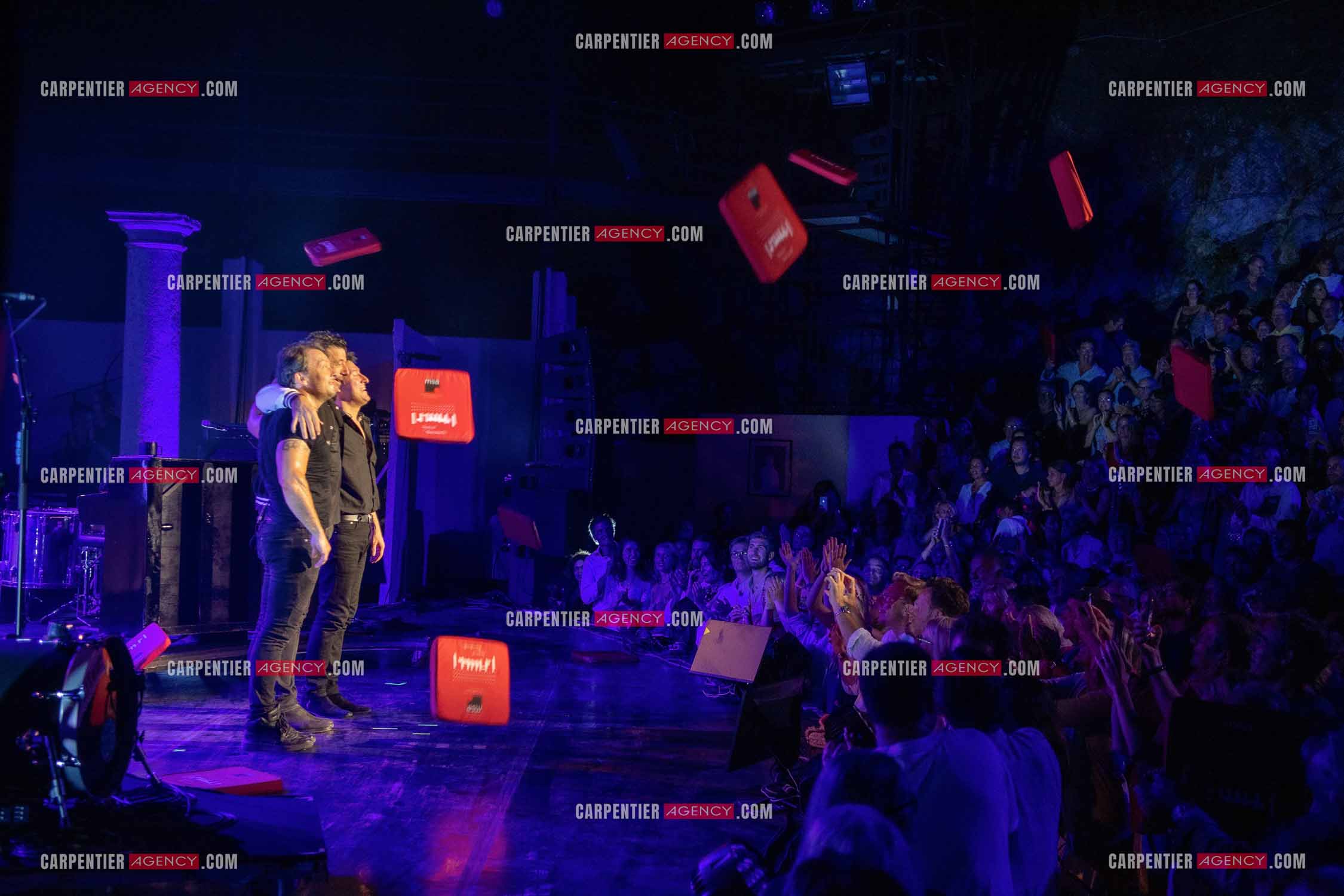 Le chanteur Patrick Bruel lors de son concert en acoustique au Théâtre de Verdure de Ramatuelle pour l'ouverture du festival 2022.     ( Exclusif )