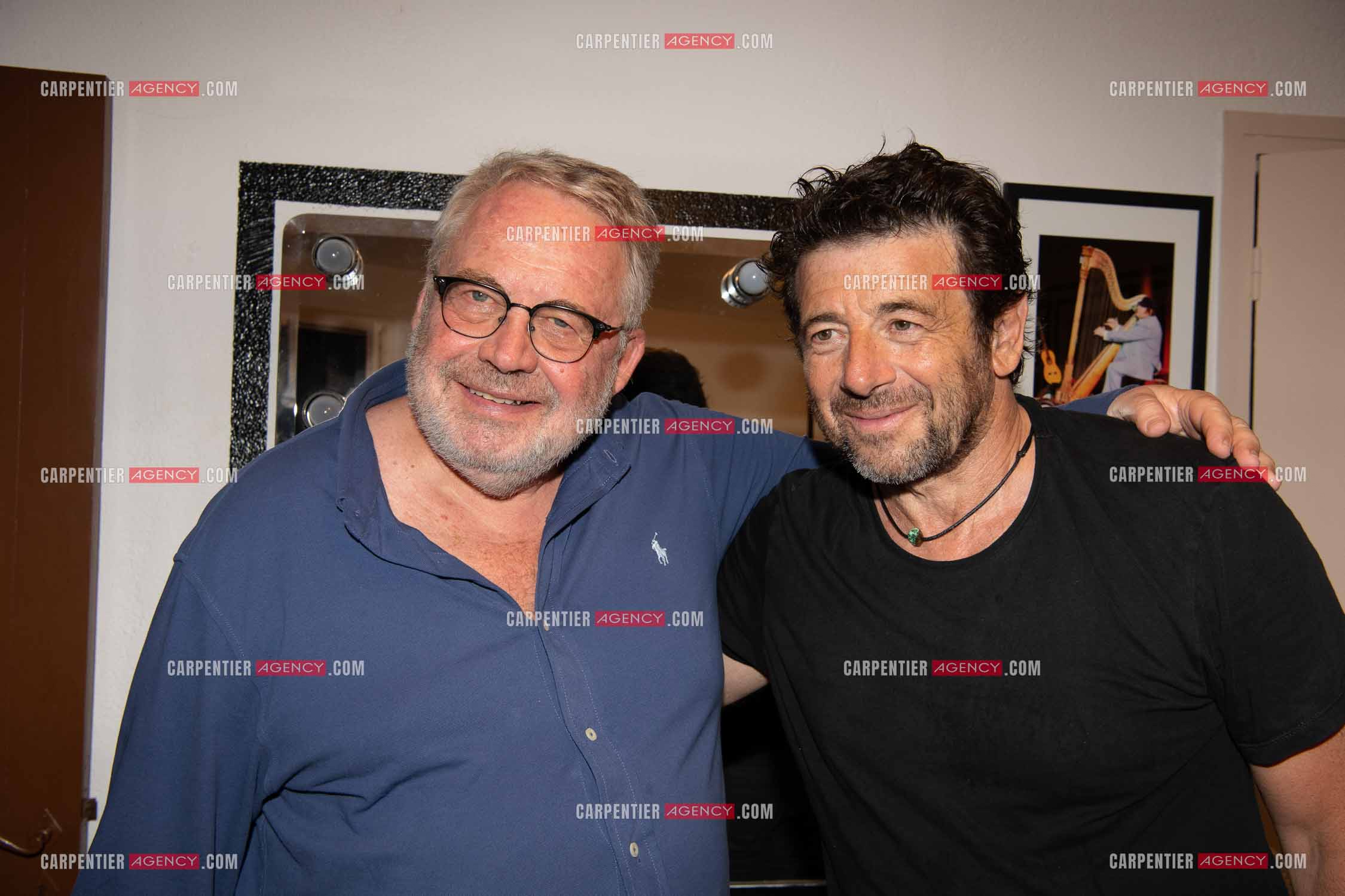 Le chanteur Patrick Bruel lors de son concert en acoustique au Théâtre de Verdure de Ramatuelle pour l'ouverture du festival 2022. Dans sa loge, Patrick avec son attaché de presse Dominique Segall.    ( Exclusif )