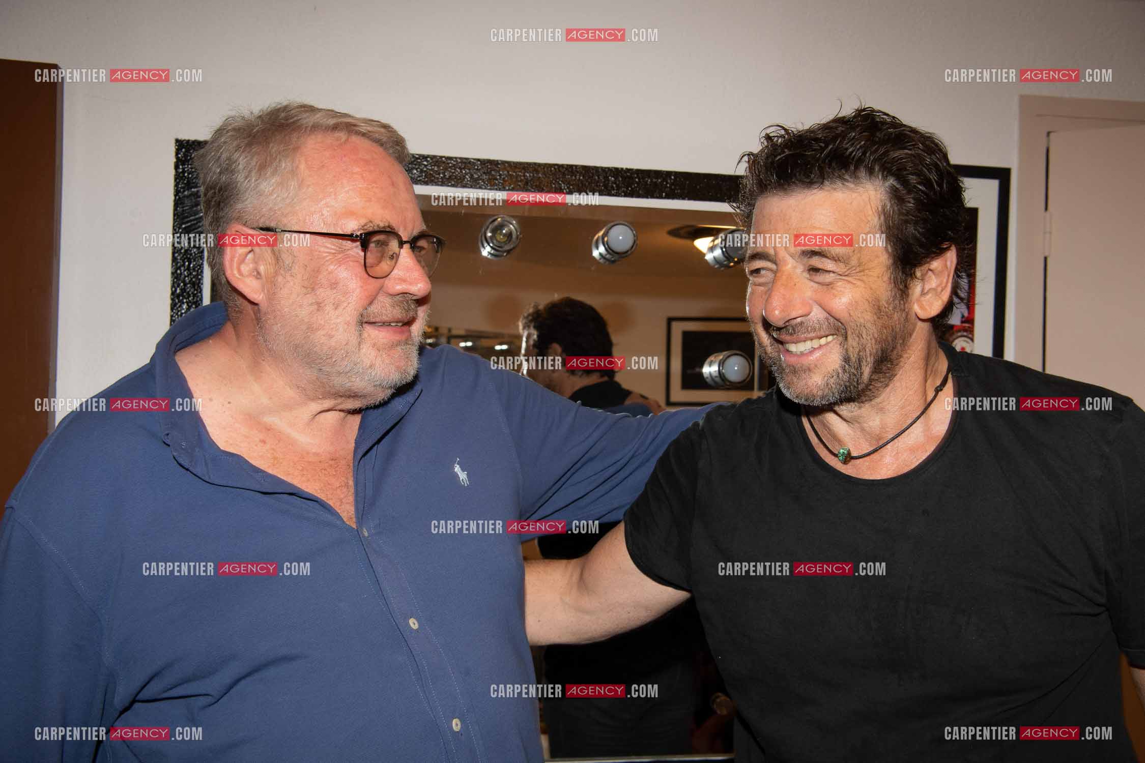 Le chanteur Patrick Bruel lors de son concert en acoustique au Théâtre de Verdure de Ramatuelle pour l'ouverture du festival 2022. Dans sa loge, Patrick avec son attaché de presse Dominique Segall.    ( Exclusif )