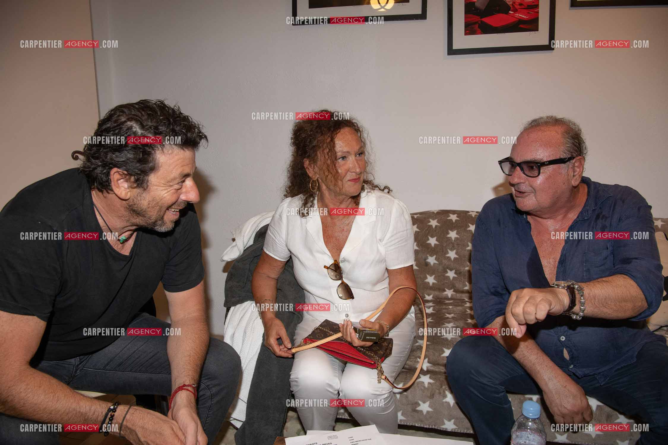 Le chanteur Patrick Bruel lors de son concert en acoustique au Théâtre de Verdure de Ramatuelle pour l'ouverture du festival 2022. Dans sa loge, Patrick avec ses amis Evelyne et Gérard Presgurvic.    ( Exclusif )