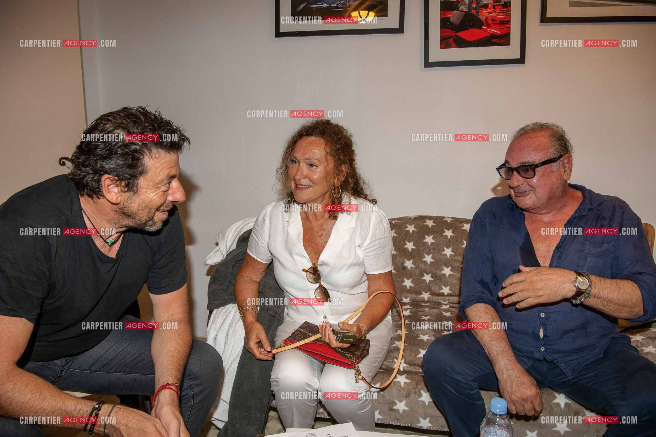 Le chanteur Patrick Bruel lors de son concert en acoustique au Théâtre de Verdure de Ramatuelle pour l'ouverture du festival 2022. Dans sa loge, Patrick avec ses amis Evelyne et Gérard Presgurvic.    ( Exclusif )