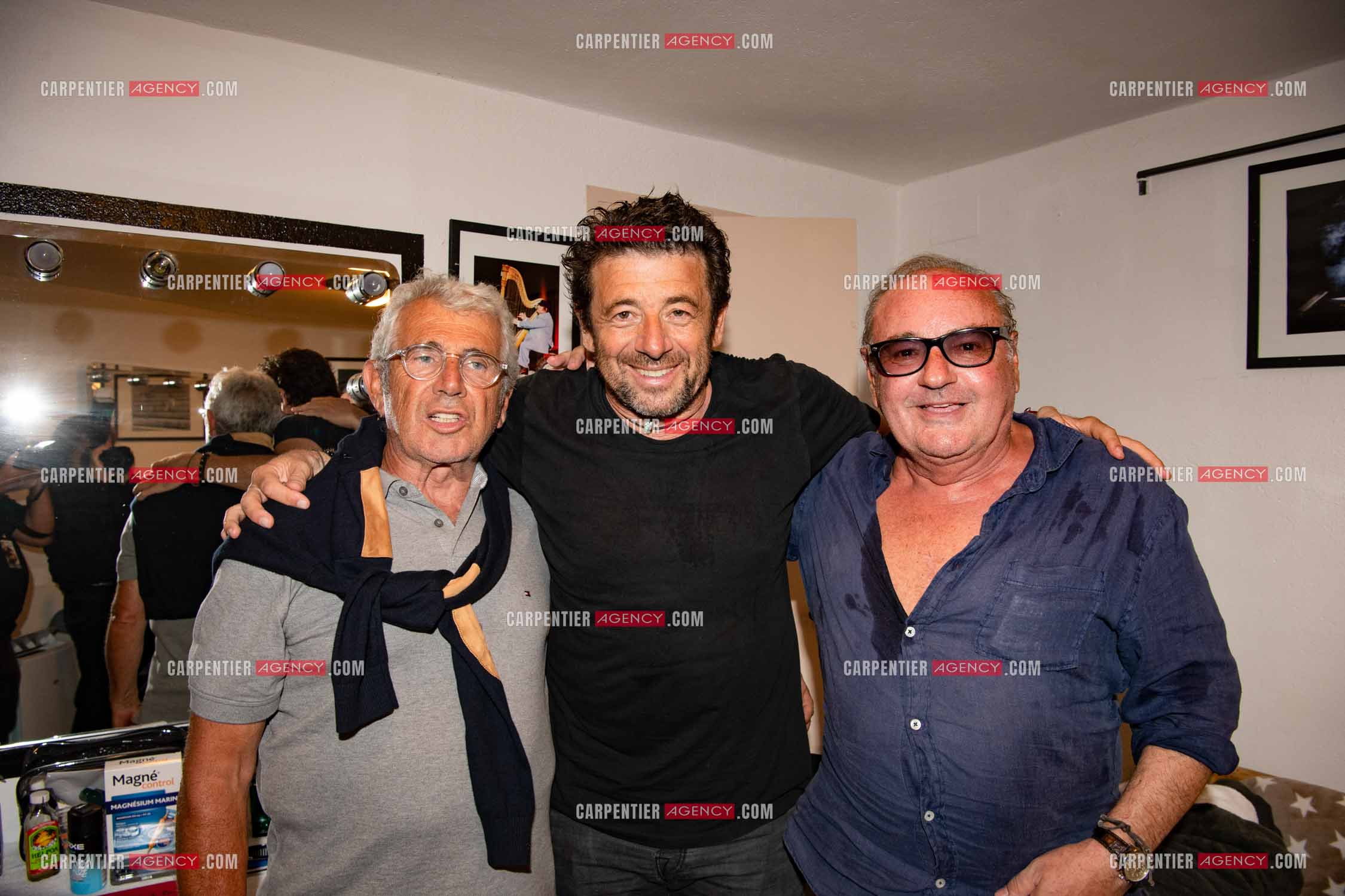 Le chanteur Patrick Bruel lors de son concert en acoustique au Théâtre de Verdure de Ramatuelle pour l'ouverture du festival 2022. Dans sa loge, Patrick avec ses amis Evelyne et Gérard Presgurvic.    ( Exclusif )