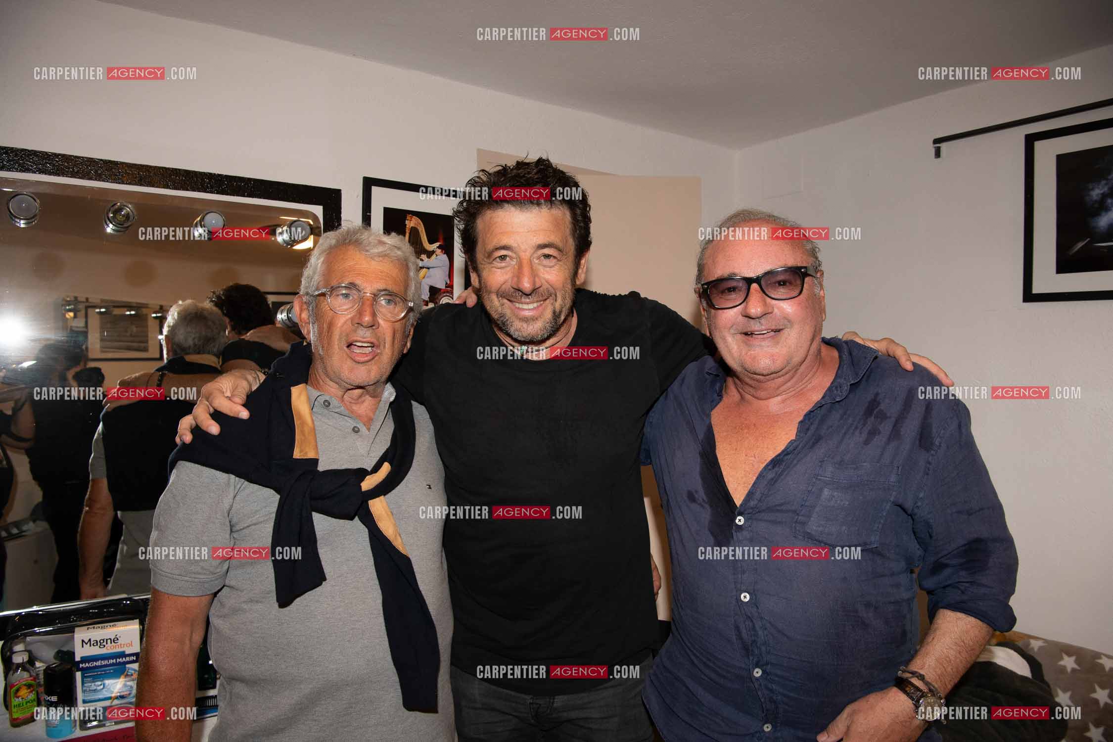 Le chanteur Patrick Bruel lors de son concert en acoustique au Théâtre de Verdure de Ramatuelle pour l'ouverture du festival 2022. Dans sa loge, Patrick avec ses amis Michel Boujenah directeur du festival et Gérard Presgurvic.     ( Exclusif )