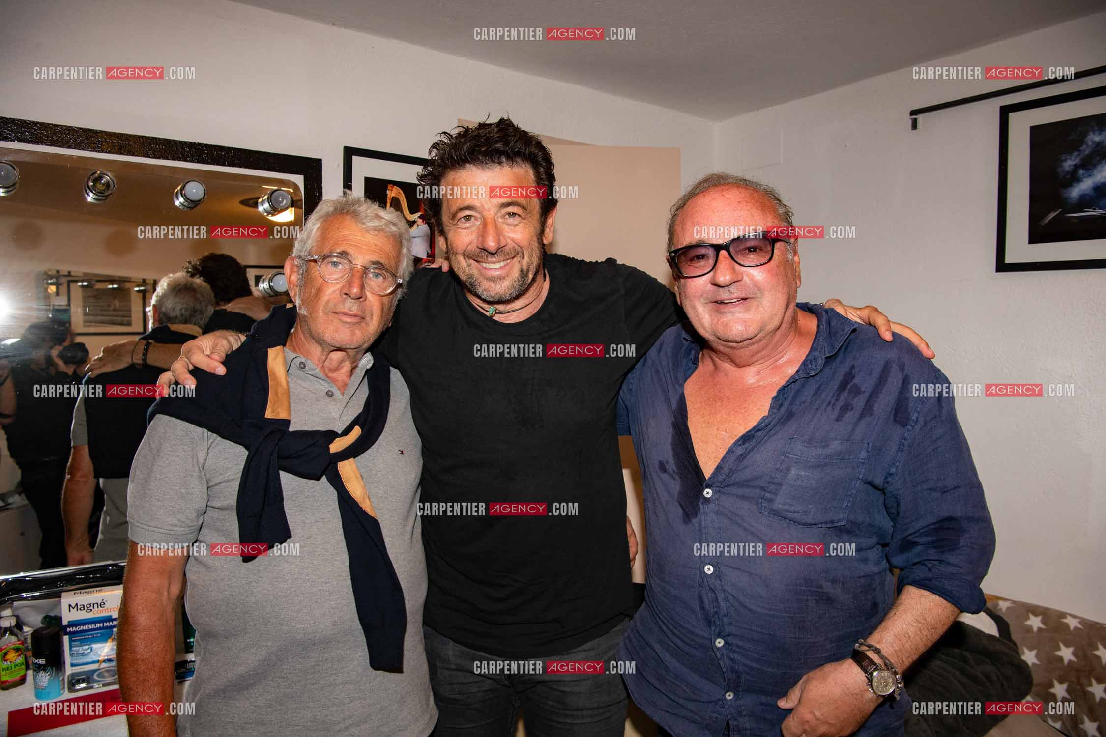 Le chanteur Patrick Bruel lors de son concert en acoustique au Théâtre de Verdure de Ramatuelle pour l'ouverture du festival 2022. Dans sa loge, Patrick avec ses amis Michel Boujenah directeur du festival et Gérard Presgurvic.     ( Exclusif )