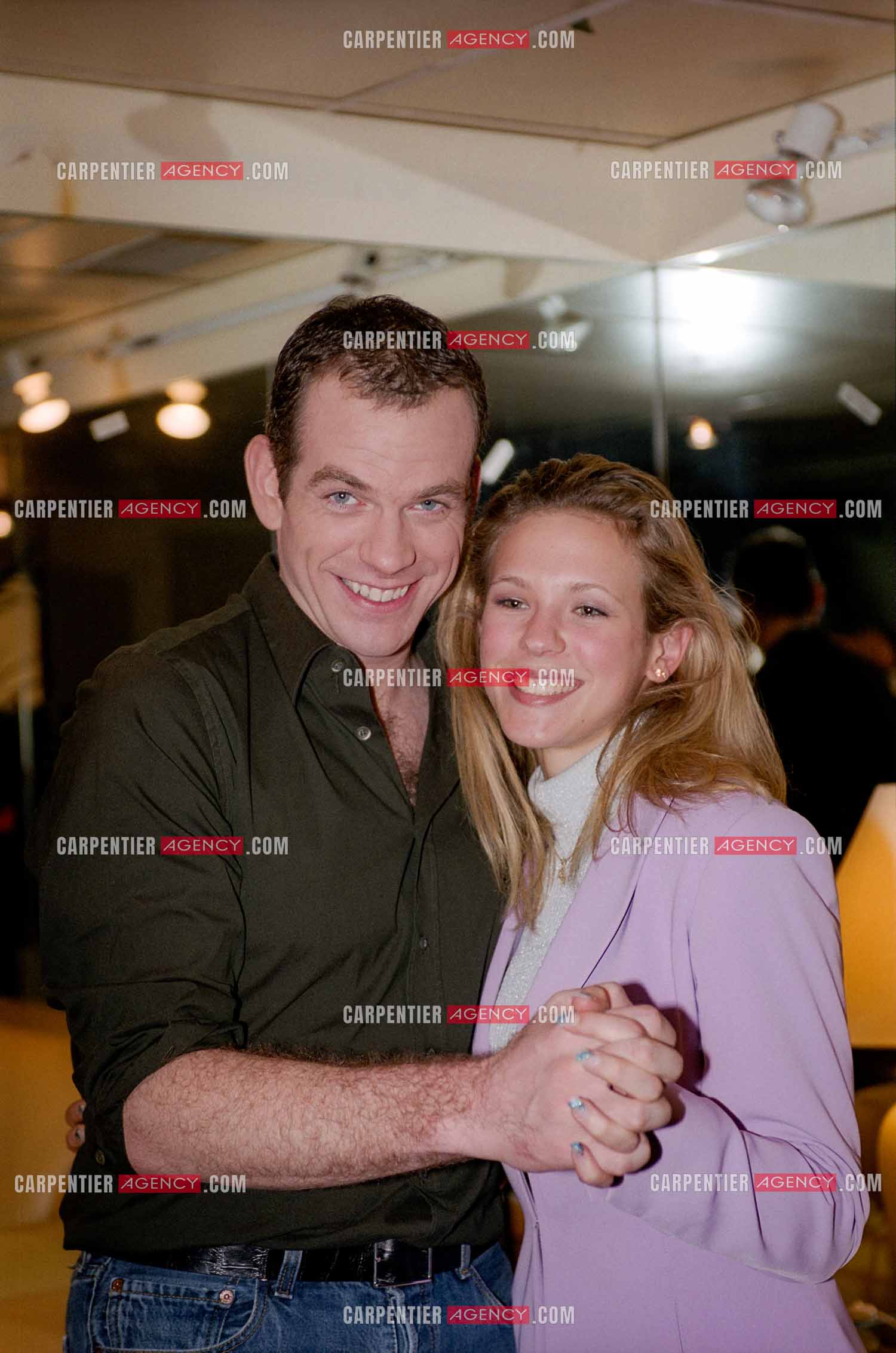 Le chanteur Garou lors de ses concerts au POPB de Paris Bercy en 2002. Ici dans sa loge avec la chanteuse Lorie Pester.  ( Exclusif )