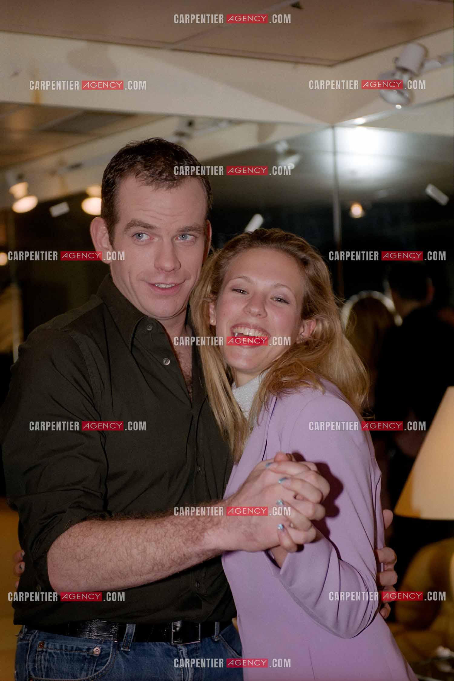 Le chanteur Garou lors de ses concerts au POPB de Paris Bercy en 2002. Ici dans sa loge avec la chanteuse Lorie Pester.  ( Exclusif )