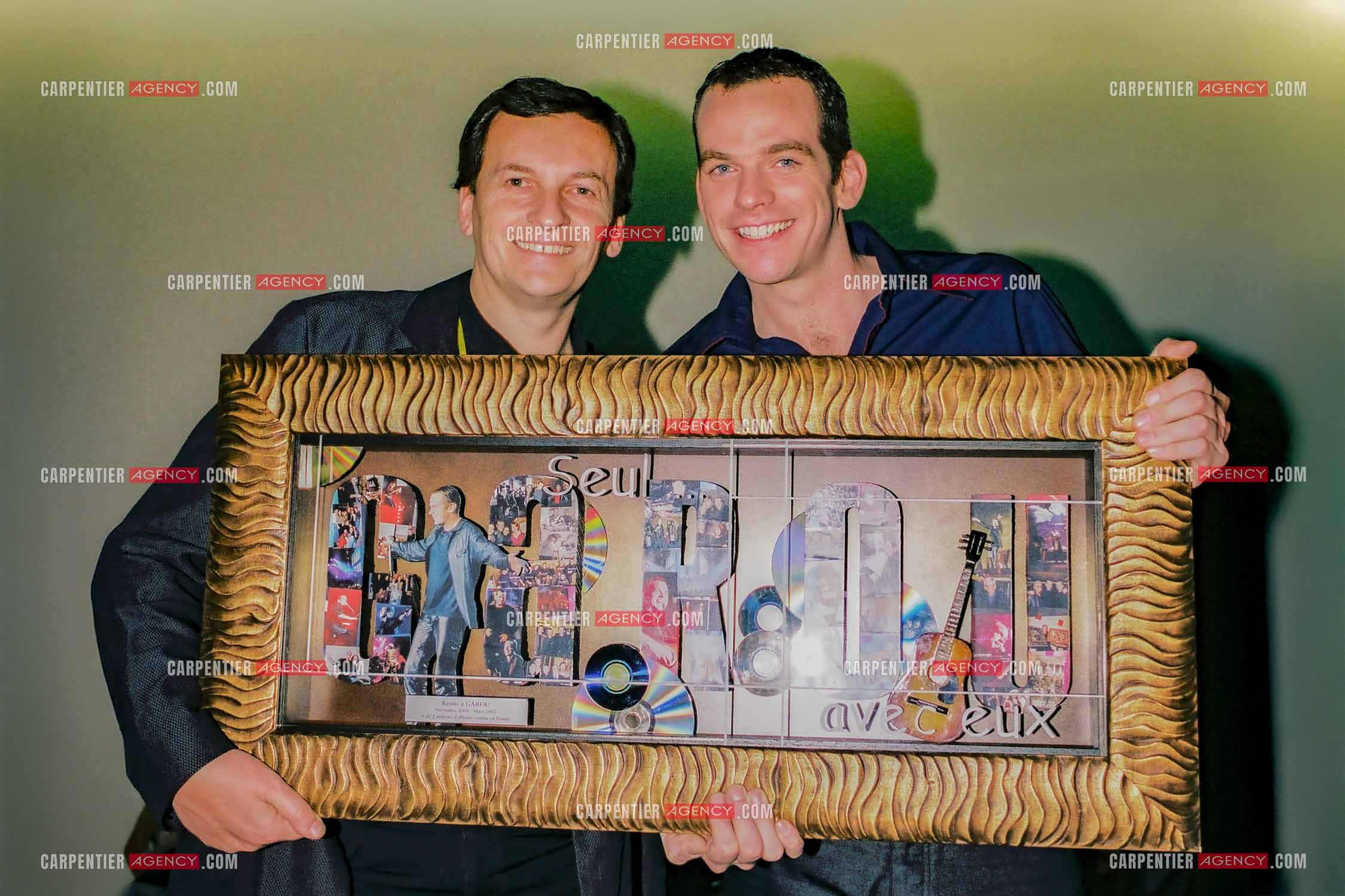 Le chanteur Garou reçoit des main de Olivier Montfort président de Sony Music France le disque d'or pour plus de 2 millions d'albums vendus en France.    ( Exclusif )