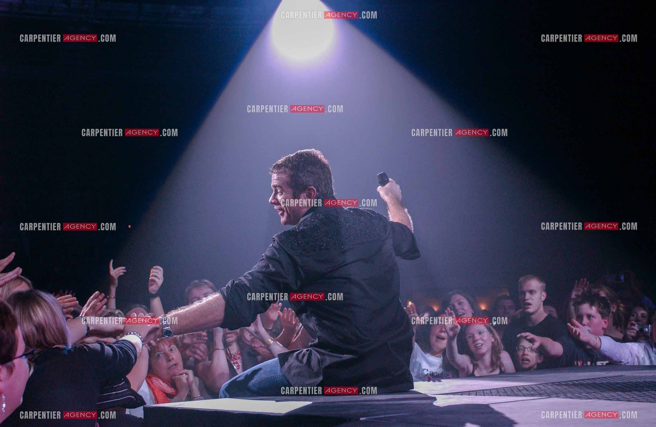 Le chanteur Québéquois Garou en concert au Zénith de Paris le 9 Nov 2004.                                 ( Exclusif )