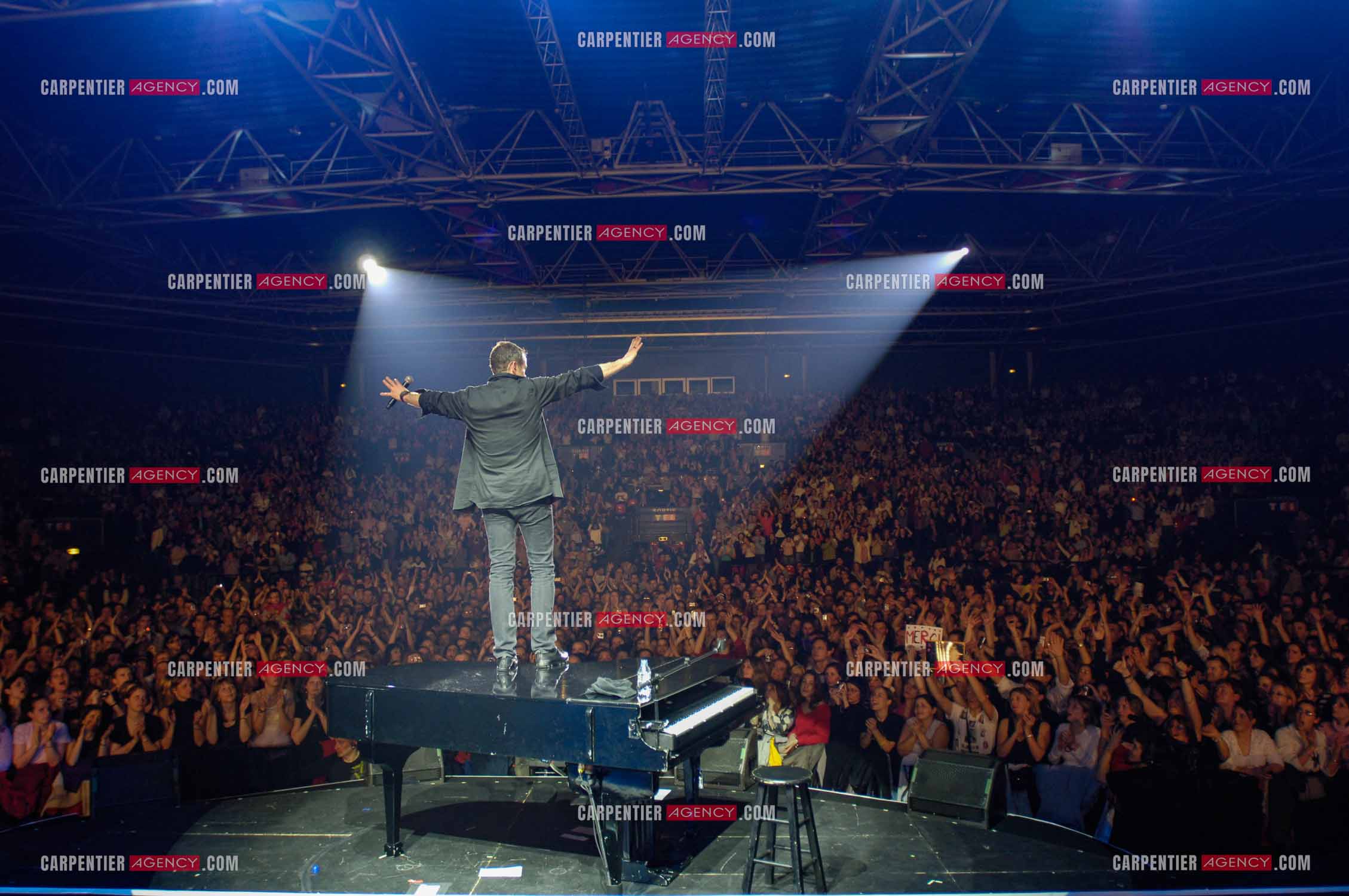 Le chanteur Québéquois Garou en concert au Zénith de Paris le 9 Nov 2004.                                 ( Exclusif )