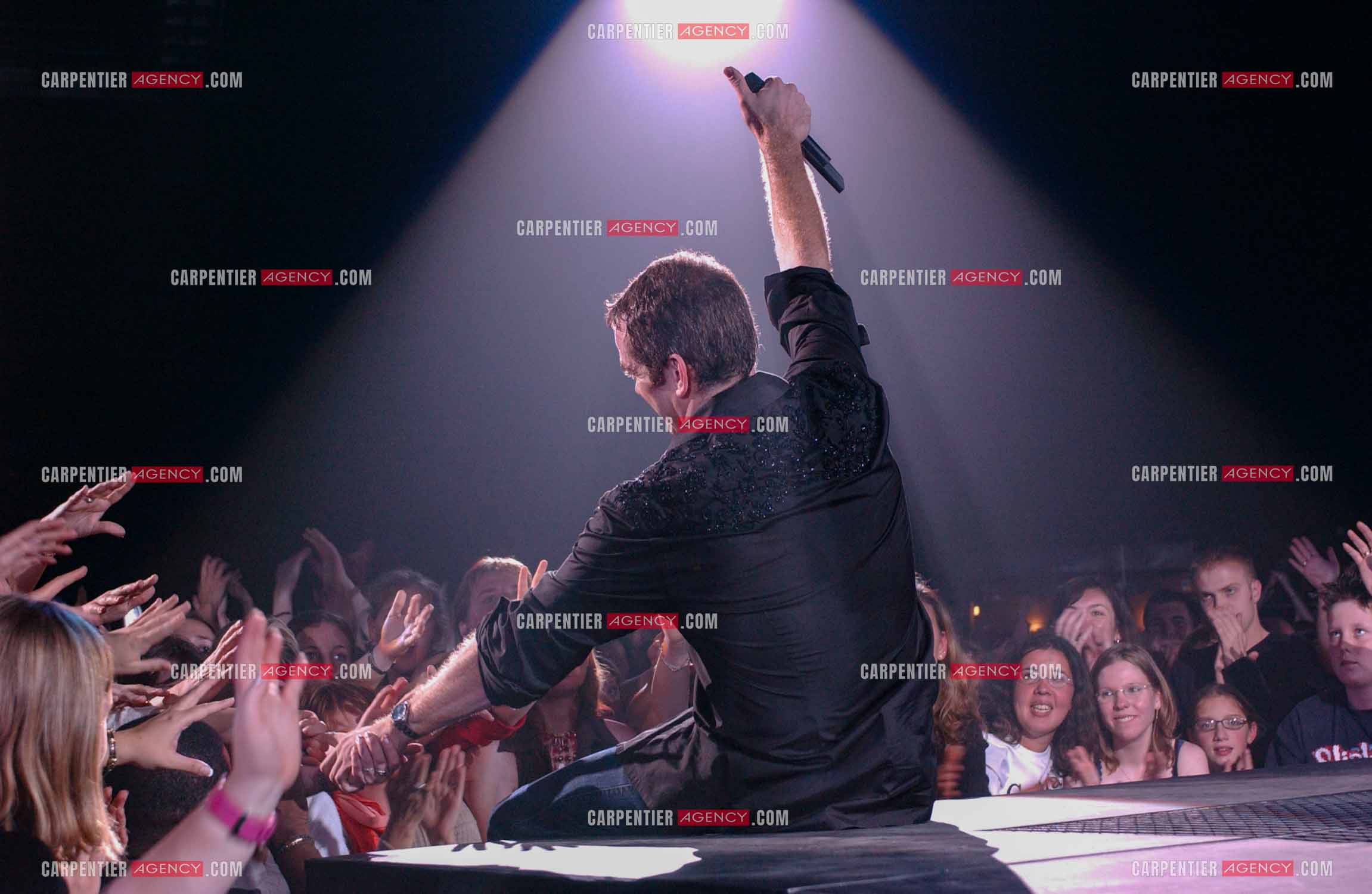 Le chanteur Québéquois Garou en concert au Zénith de Paris le 9 Nov 2004.                                 ( Exclusif )