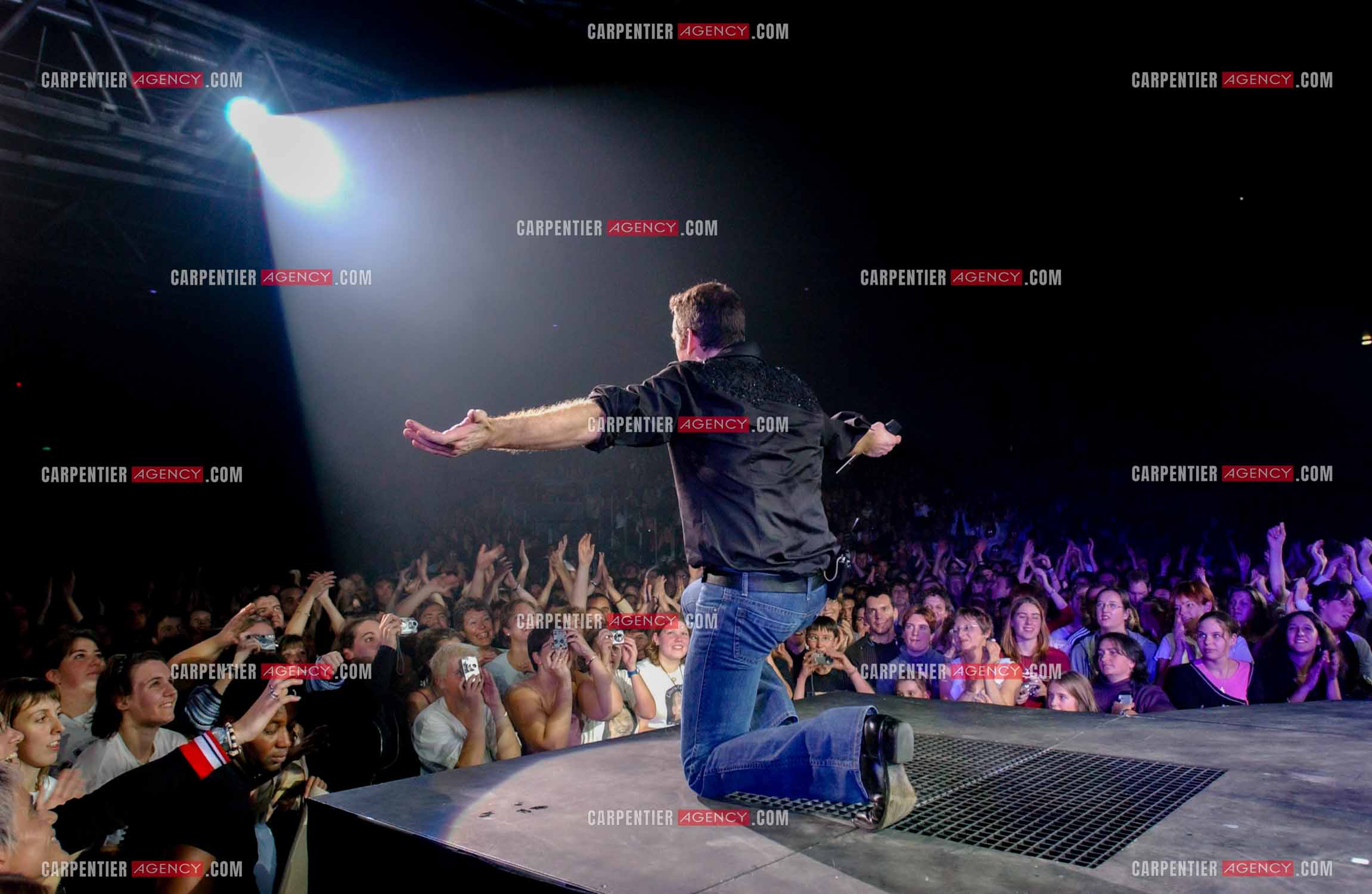 Le chanteur Québéquois Garou en concert au Zénith de Paris le 9 Nov 2004.                                 ( Exclusif )