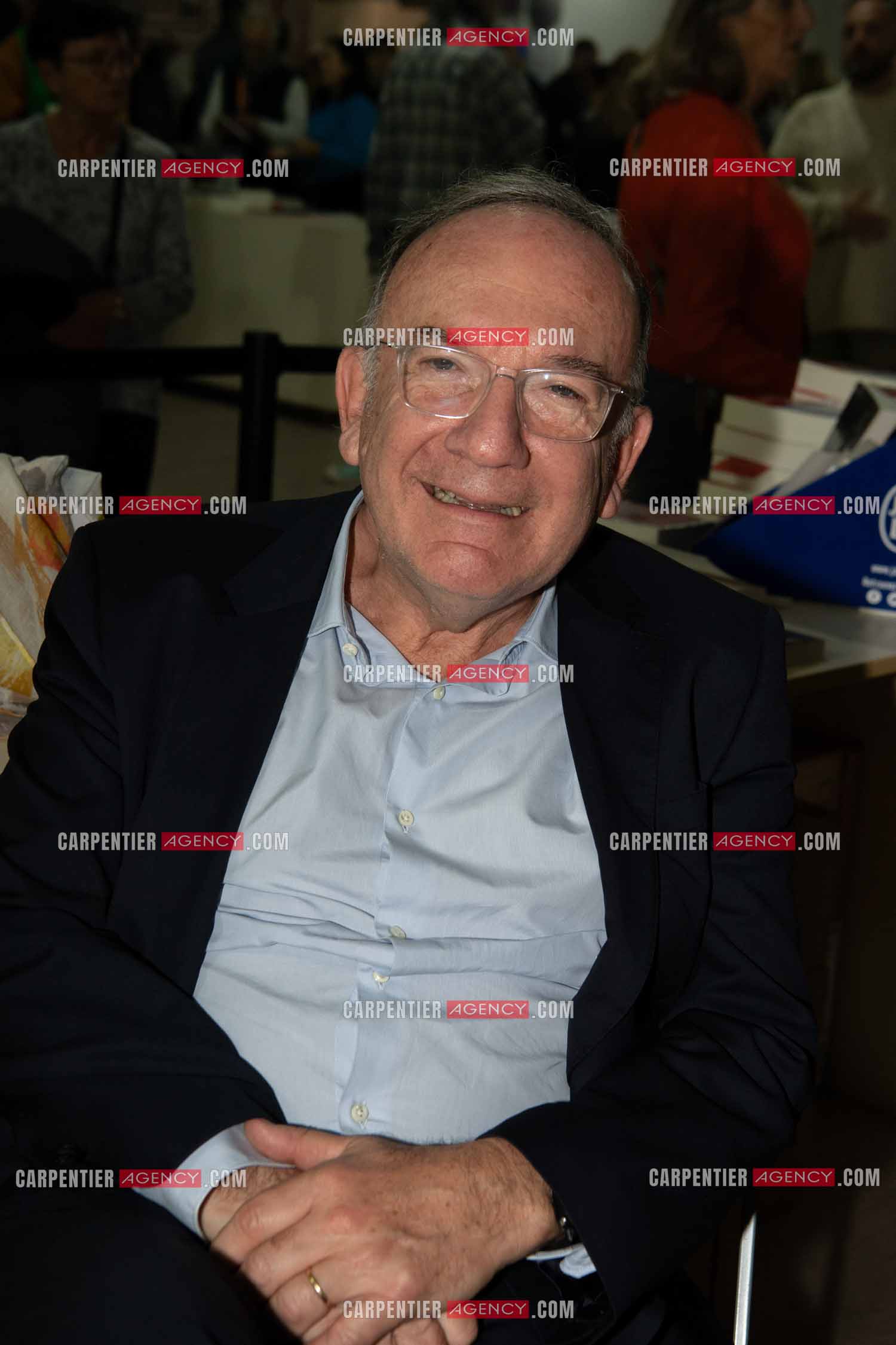 L'auteur Pierre Gattaz présente son livre “ ENTHOUSIASMEZ-VOUS “ aux éditions Du Rocher.      ( Exclusif )