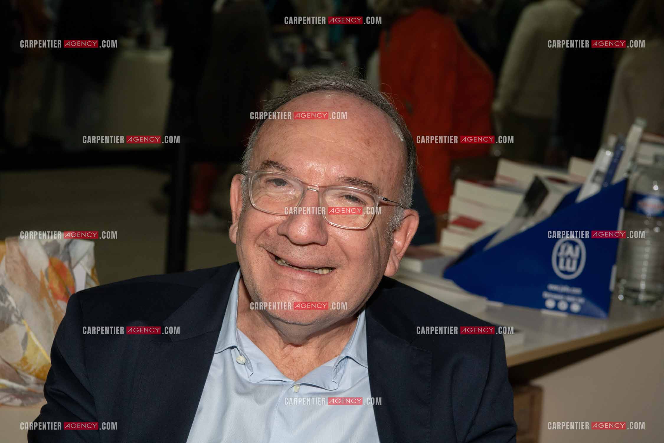 L'auteur Pierre Gattaz présente son livre “ ENTHOUSIASMEZ-VOUS “ aux éditions Du Rocher.      ( Exclusif )