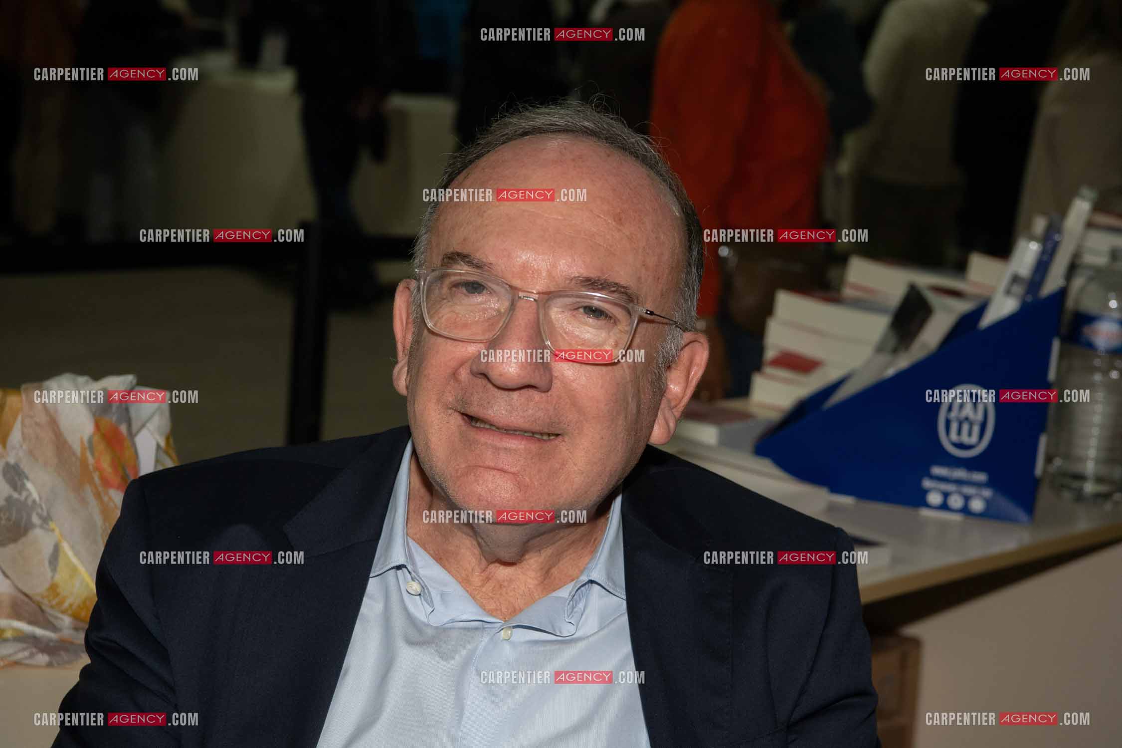 L'auteur Pierre Gattaz présente son livre “ ENTHOUSIASMEZ-VOUS “ aux éditions Du Rocher.      ( Exclusif )