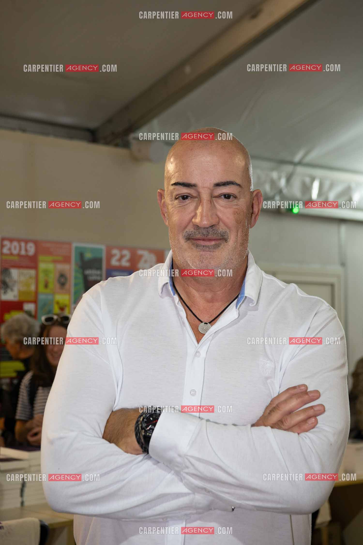 L'auteur Patrick Roussel présente son livre “ TOUT LE MONDE L'APPELAIT JOHNNY “ aux éditions Louis de Mareuil. Le chauffeur et garde du corps de Johnny y raconte 16 années aux côtés du rocker.    ( Exclusif )