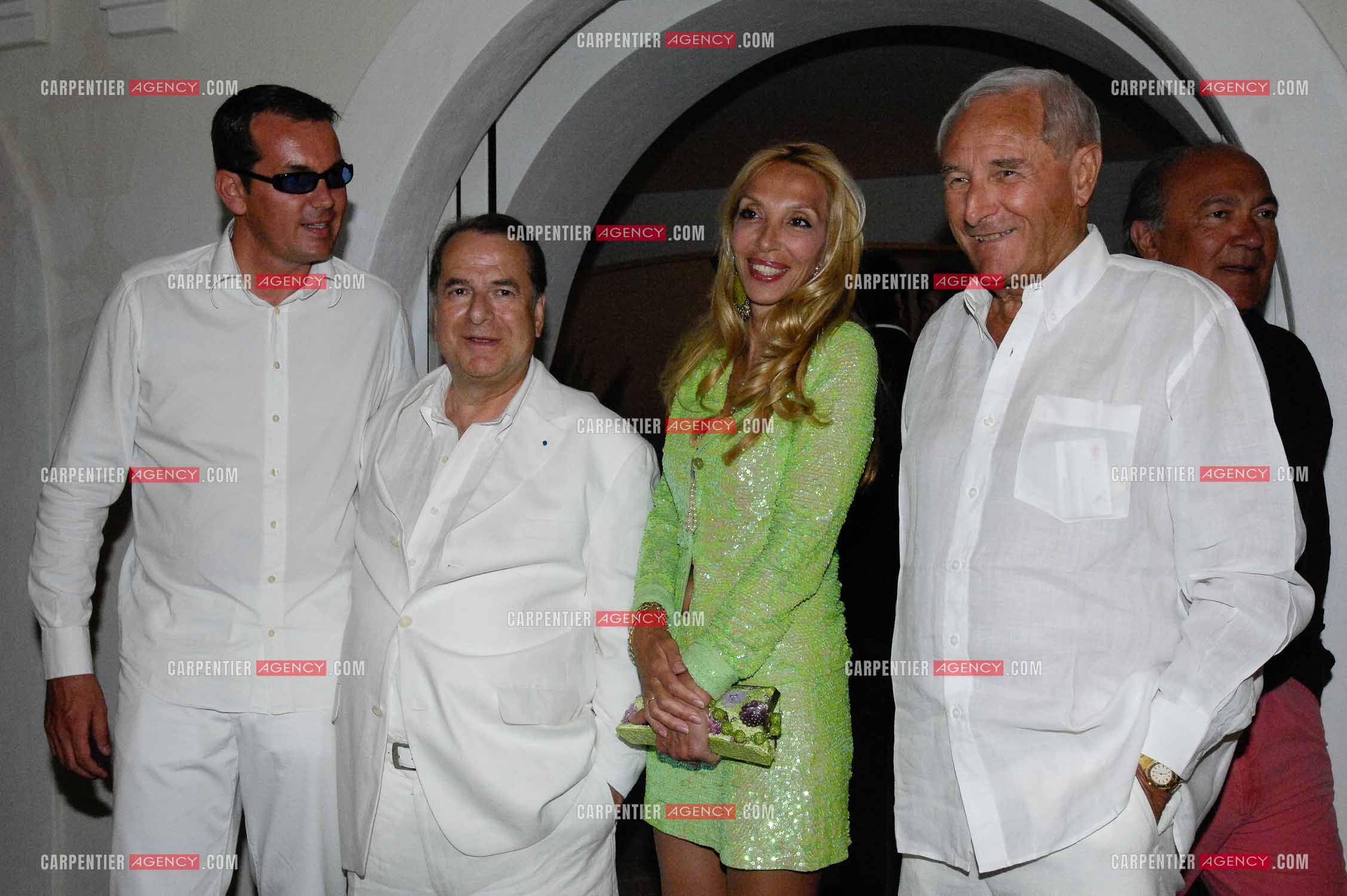 Paul-Loup Sulitzer fête ses 61 ans dans la villa de son ami Thomas Leclercq a St Tropez. Paul-Loup et Thomas Leclercq reçoivent Gérard de Villiers éditeur des livres SAS et sa compagne Sylvie Elias ( mère de Sarah Marshall).