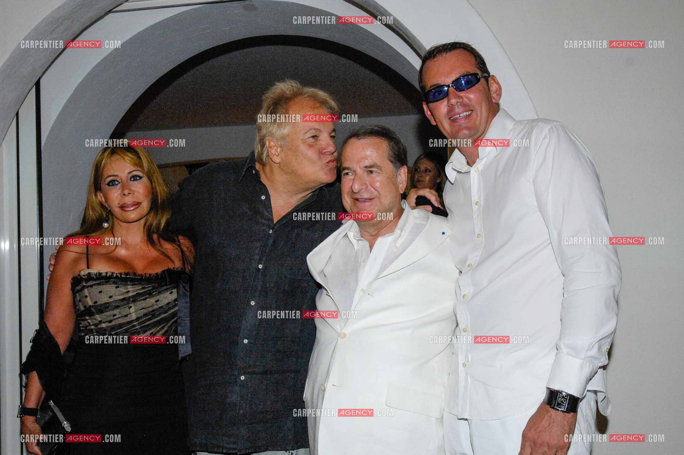 Paul-Loup Sulitzer fête ses 61 ans dans la villa de son ami Thomas Leclercq a St Tropez. Massimo Gargia et sa compagne, Paul-Loup Sulitzer et Thomas Leclercq.