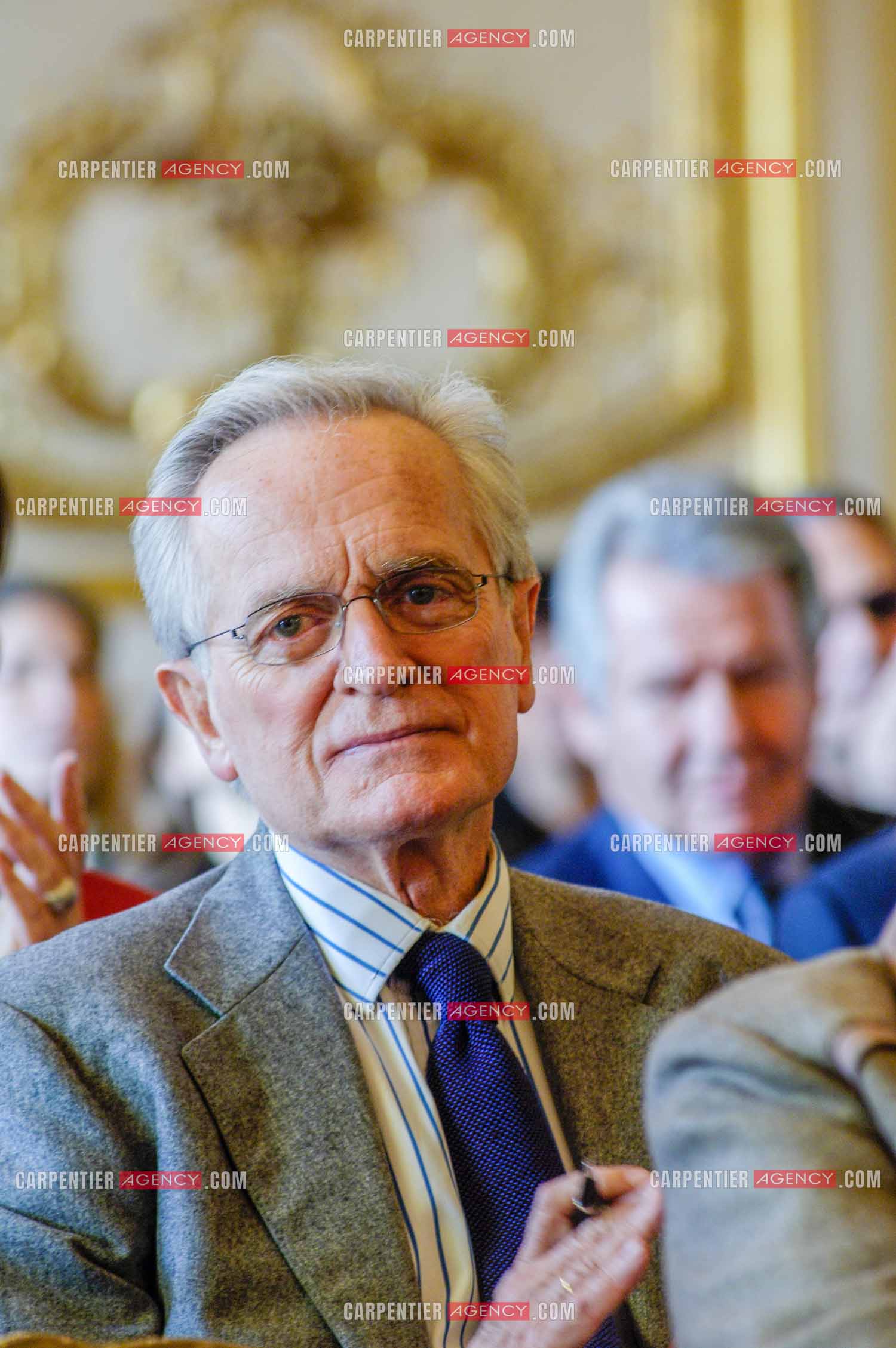 Journée mondiale des orphelins du sida présidée par Madame Simone Veil et Madame Albina du Boisrouvray. Le journaliste et écrivain Philippe Labro.         ( Exclusif )