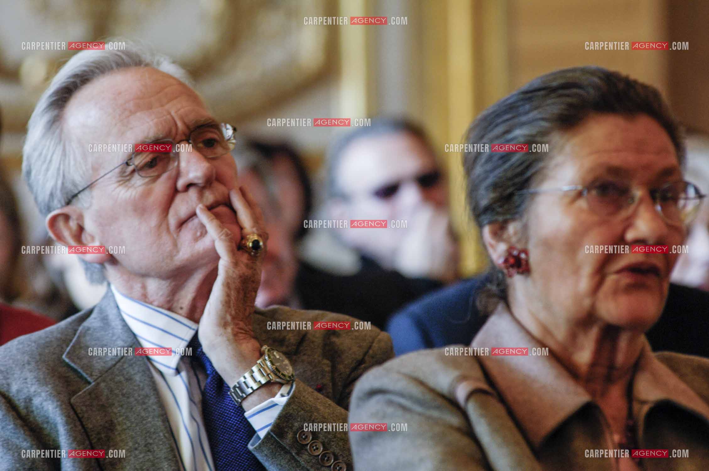 Journée mondiale des orphelins du sida présidée par Madame Simone Veil et Madame Albina du Boisrouvray. Le journaliste et écrivain Philippe Labro.         ( Exclusif )
