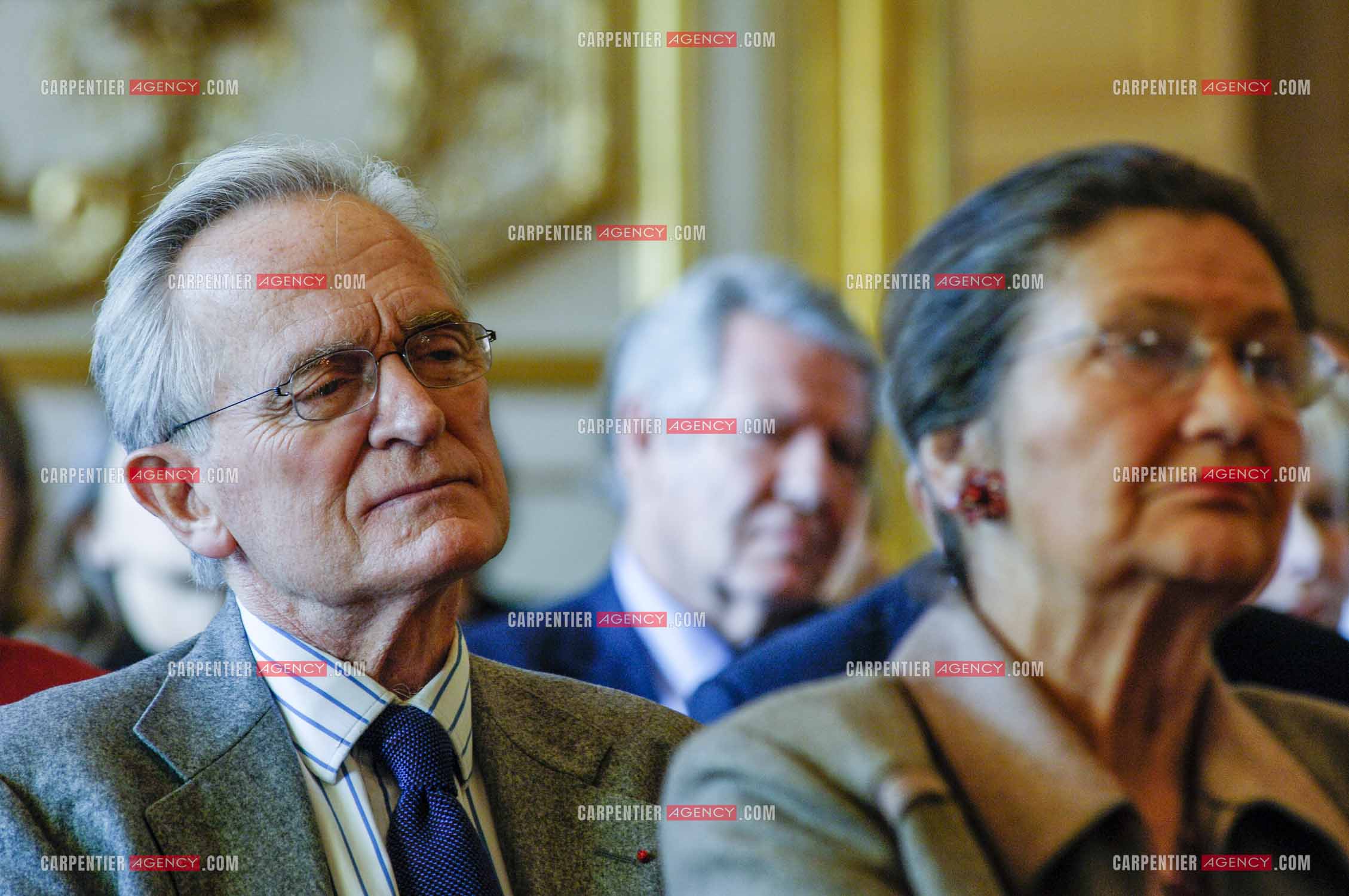 Journée mondiale des orphelins du sida présidée par Madame Simone Veil et Madame Albina du Boisrouvray. Le journaliste et écrivain Philippe Labro.         ( Exclusif )