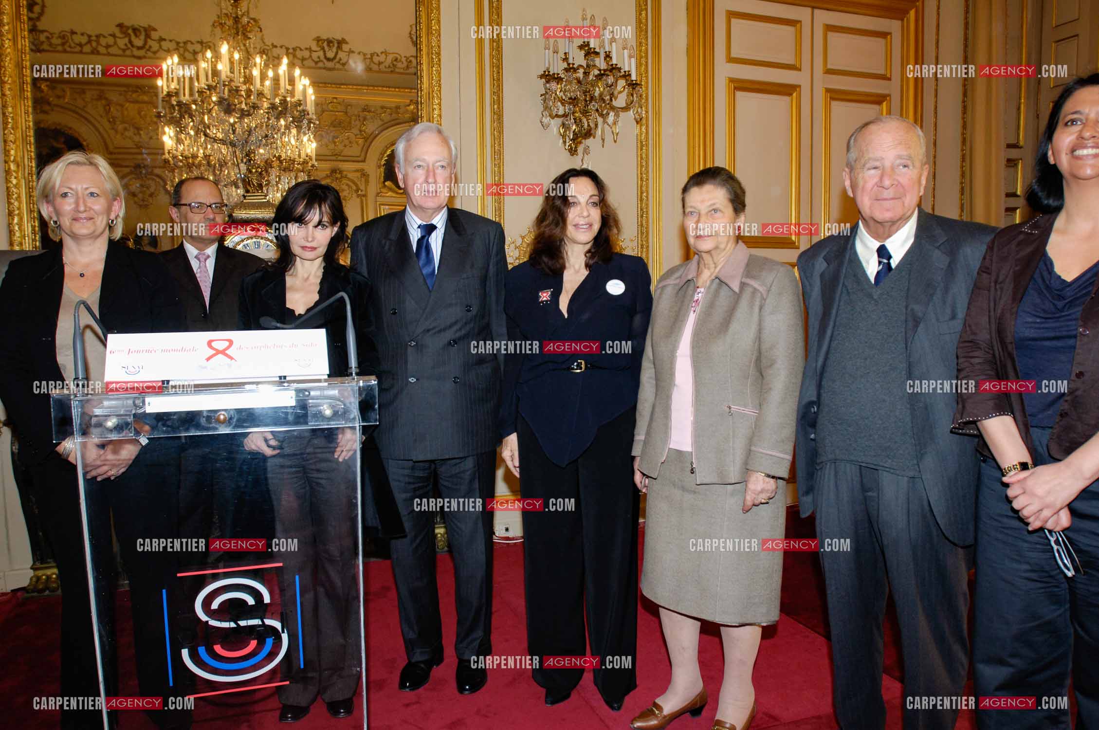 Journée mondiale des orphelins du sida présidée par Madame Simone Veil et Madame Albina du Boisrouvray. L'actrice Evelyne Bouix, le couturier Hubert de Givenchy, Madame Albina du Boisrouvray et Madame Simone Veil.           ( Exclusif )
