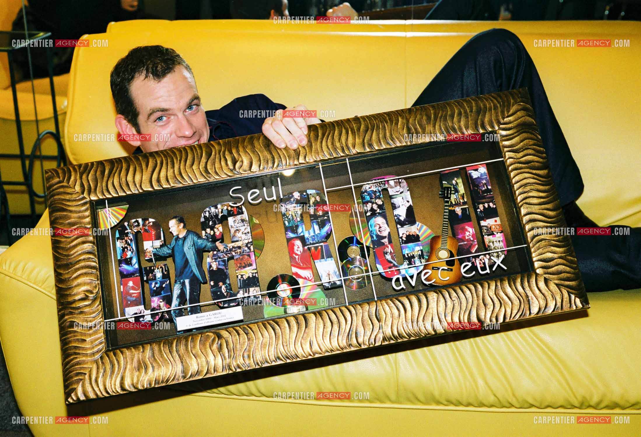 Le chanteur Garou reçoit son disque d'or pour plus de 2 millions d'albums vendus en France.    ( Exclusif )