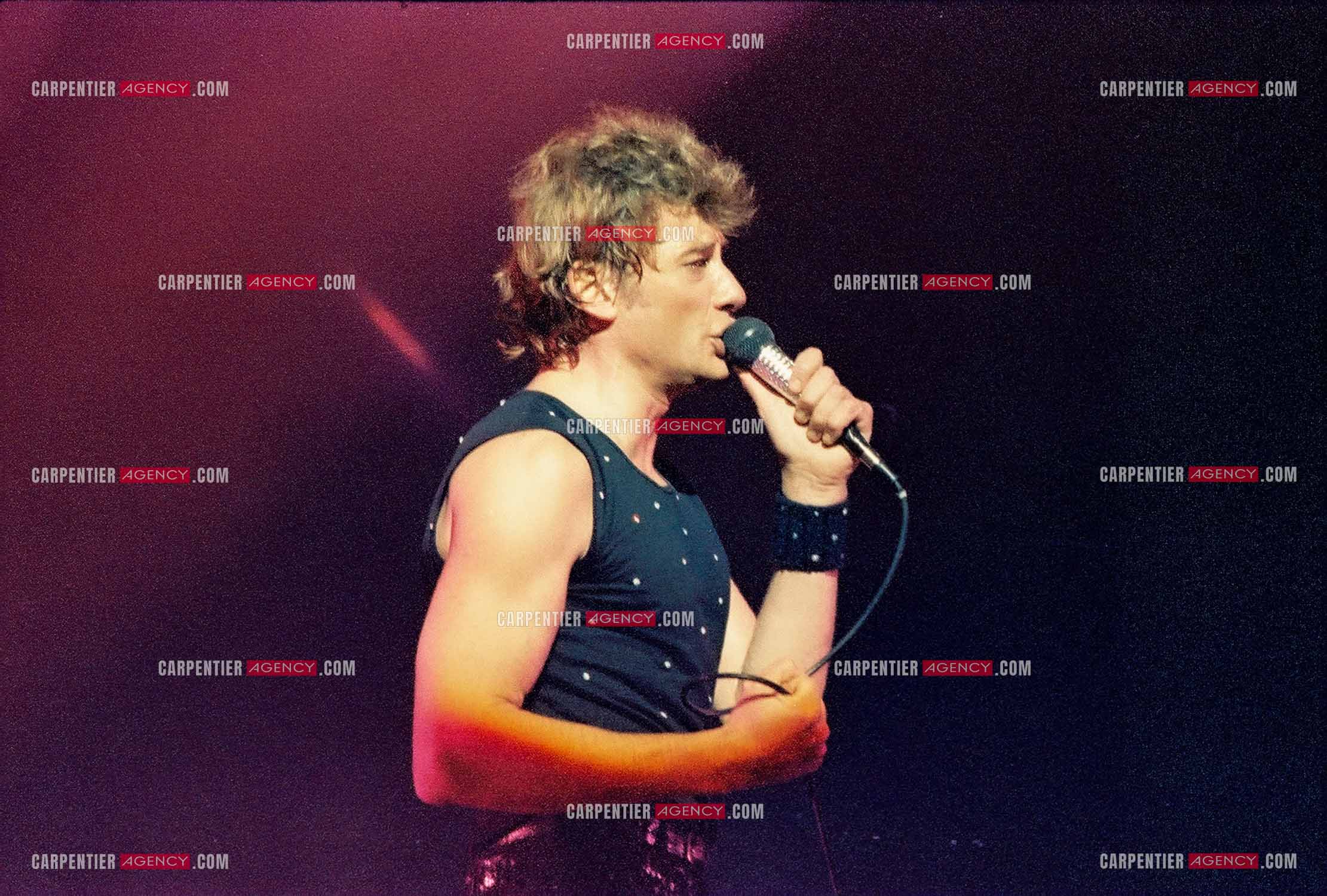 Le chanteur Johnny Hallyday en concert au Zénith de Paris du 26 octobre 1984 au 8 janvier 1985. ( Exclusif )