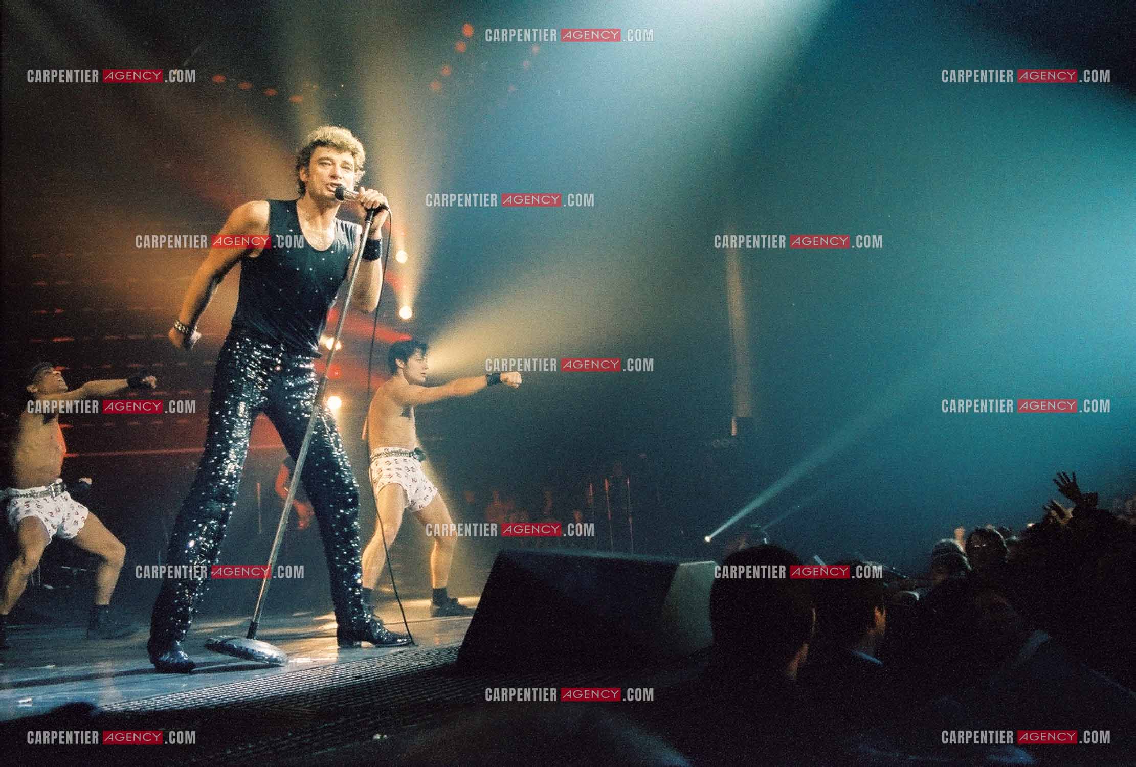 Le chanteur Johnny Hallyday en concert au Zénith de Paris du 26 octobre 1984 au 8 janvier 1985. ( Exclusif )
