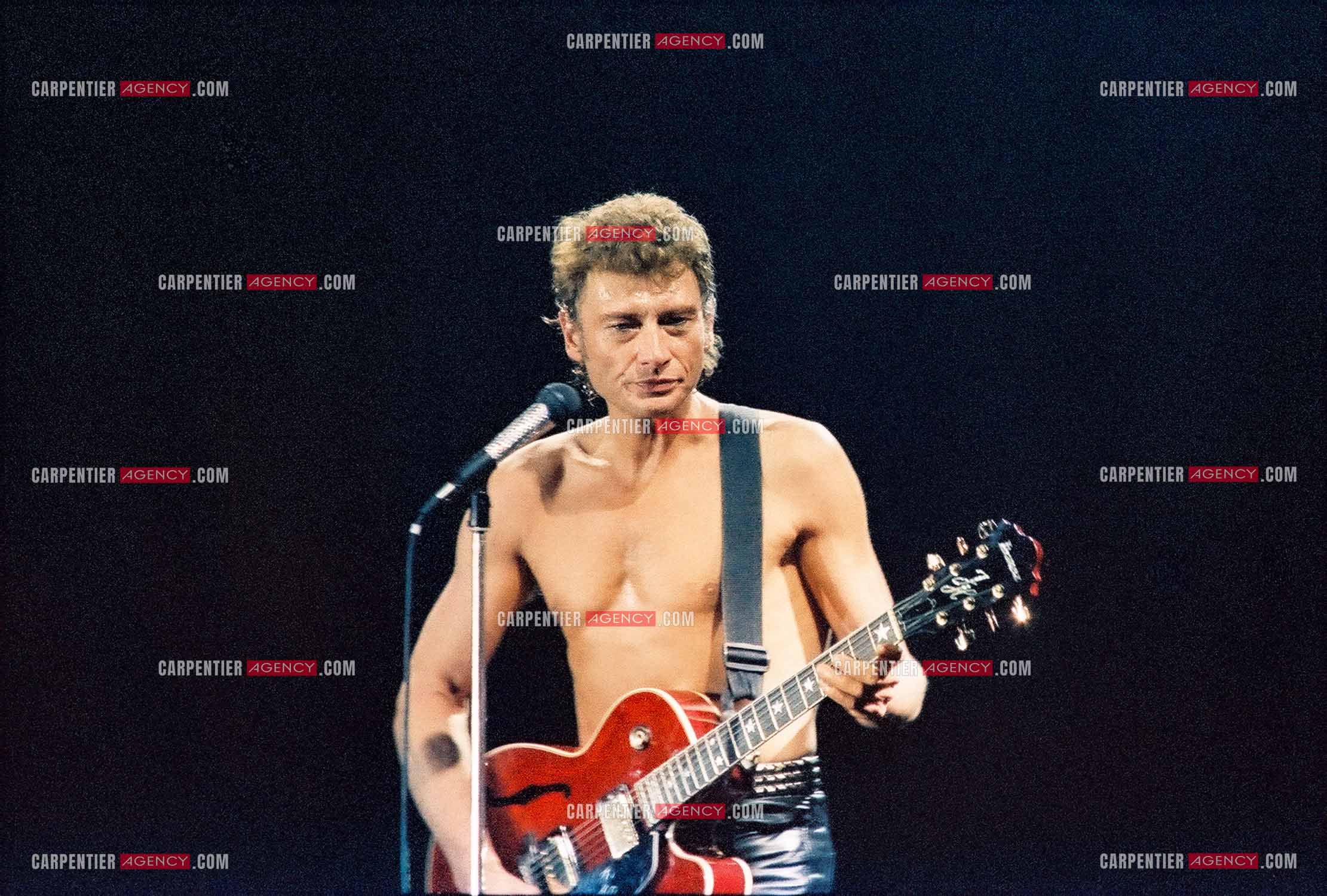 Le chanteur Johnny Hallyday en concert au Zénith de Paris du 26 octobre 1984 au 8 janvier 1985. ( Exclusif )