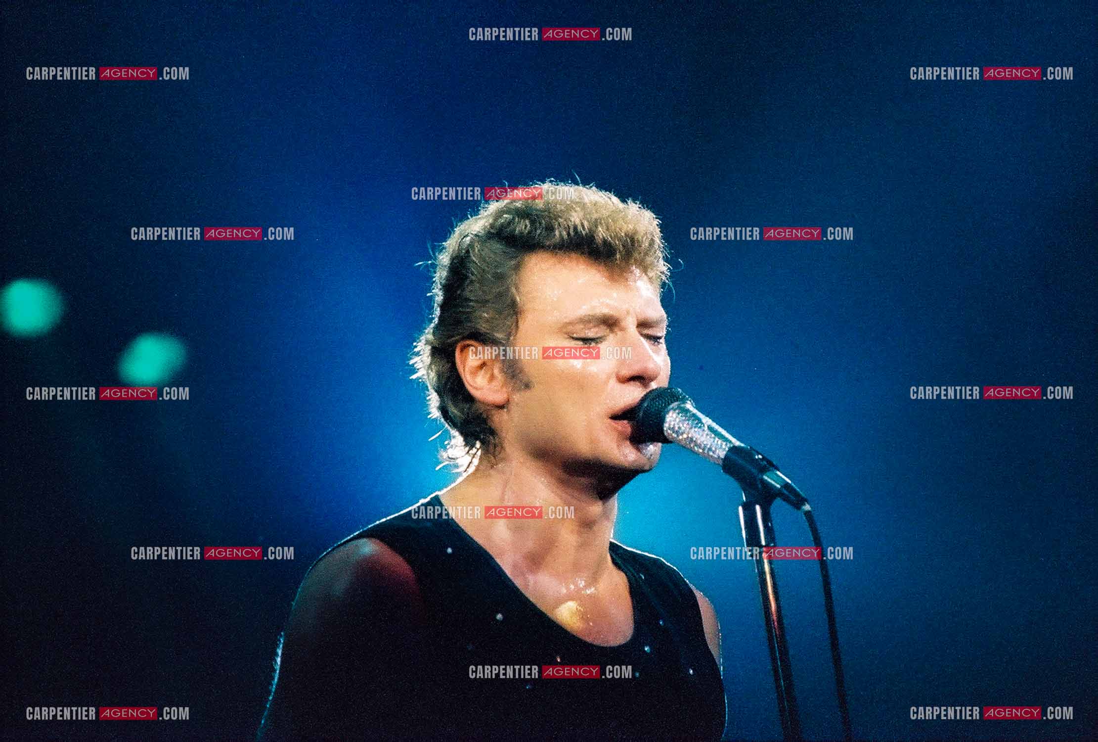 Le chanteur Johnny Hallyday en concert au Zénith de Paris du 26 octobre 1984 au 8 janvier 1985. ( Exclusif )
