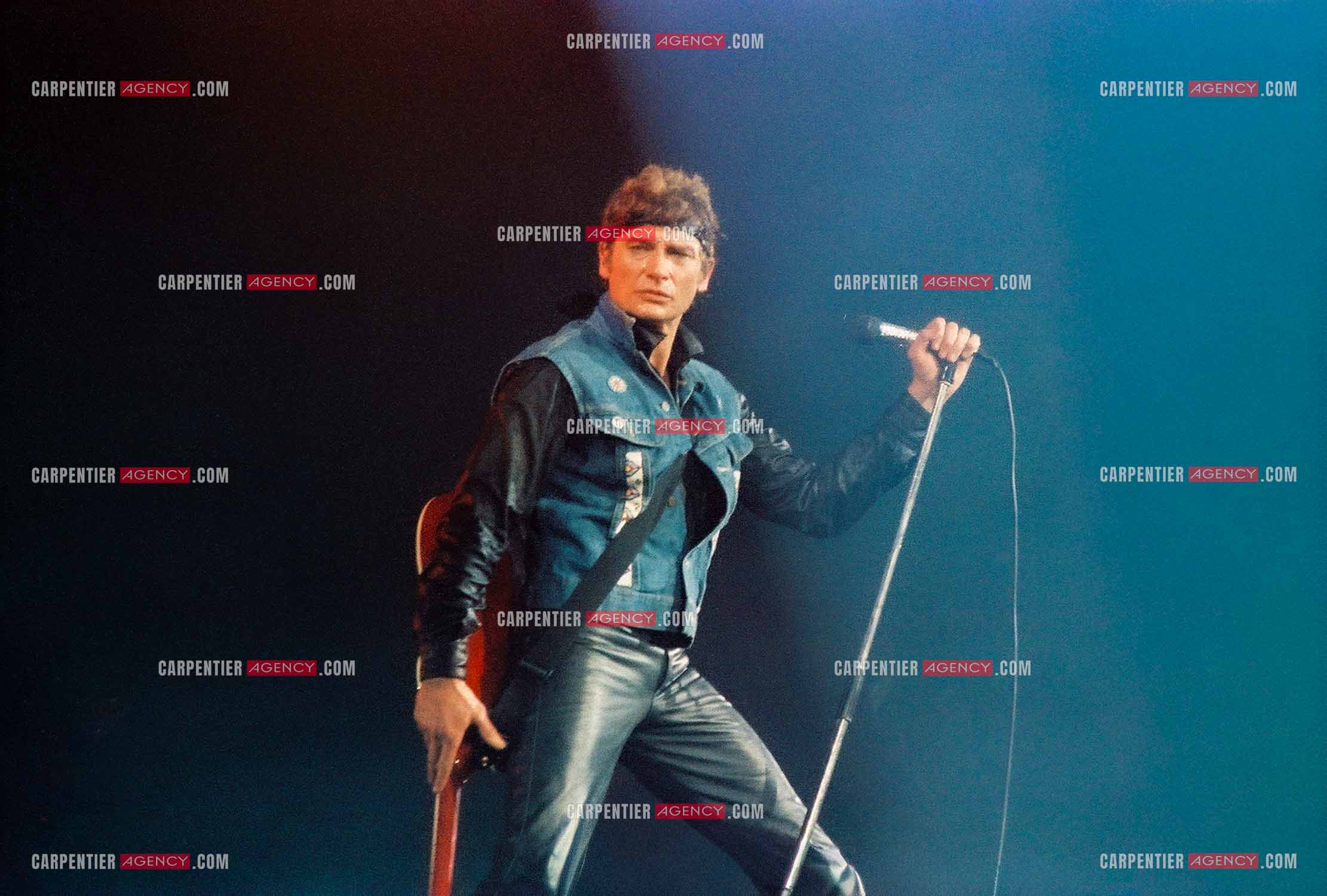 Le chanteur Johnny Hallyday en concert au Zénith de Paris du 26 octobre 1984 au 8 janvier 1985. ( Exclusif )