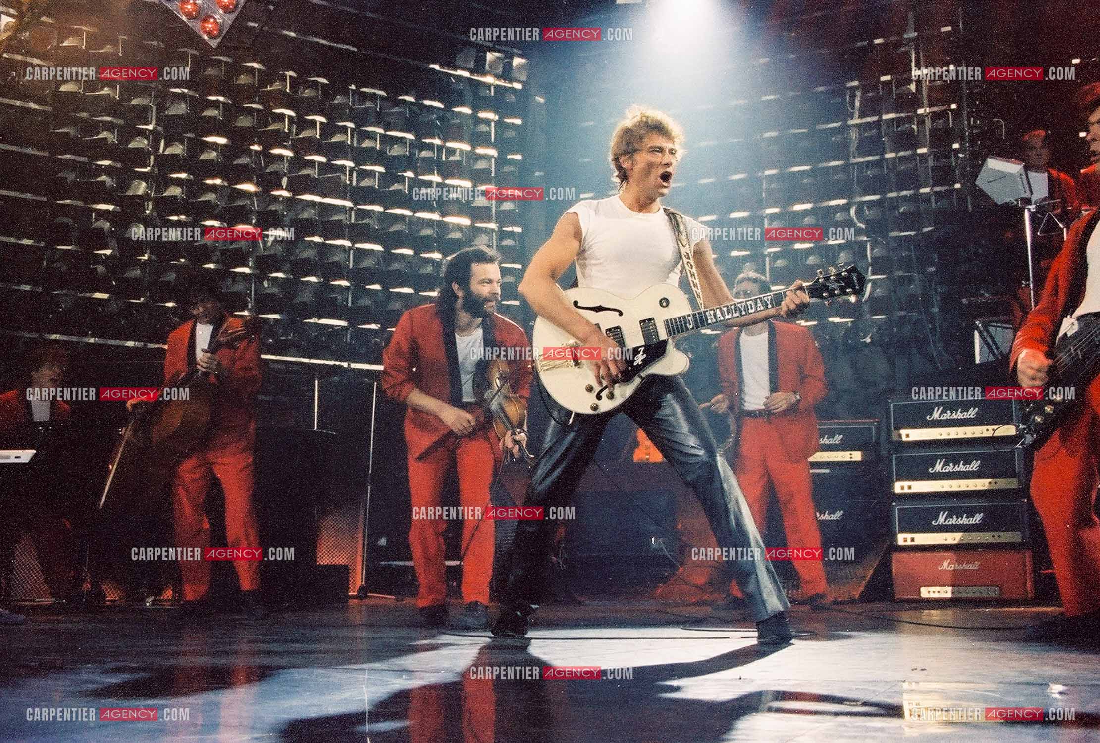 Le chanteur Johnny Hallyday en concert au Zénith de Paris du 26 octobre 1984 au 8 janvier 1985. ( Exclusif )